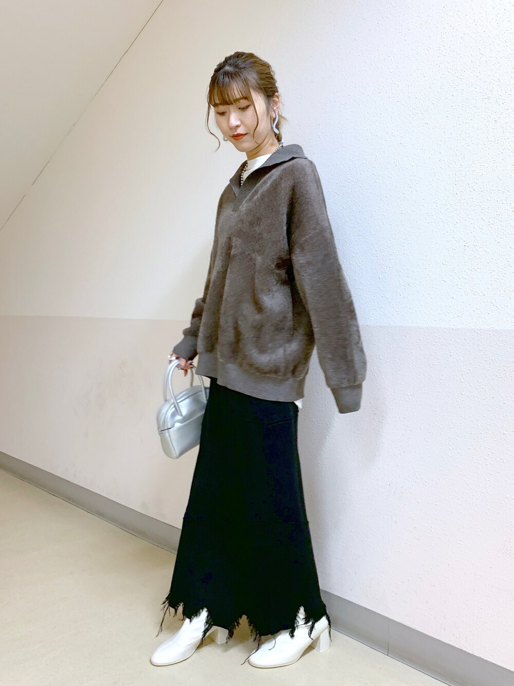 「レイヤードスタイル、ポロニット、スキッパーニット、スキッパー、ニットスカート、ダメージ加工、ブラウンコーデ、オトナカジュアル、カジュアル、きれいめカジュアル」｜「PAGEBOYのラウンドストレッチブーツ（ブーツ、ホワイト系）」を使った、ゆきほさん（レディース・159cm）の冬コーディネートの4枚目の写真
