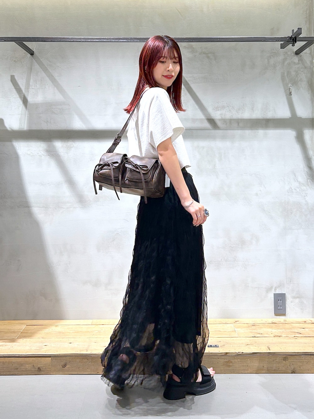 「カットソー、ショート丈トップス、ロングスカート、シアー、ショルダーバッグ、Tシャツ、カジュアル、モノトーン、PAGEBOY、骨格ナチュラル」｜「PAGEBOYのシボシボプリーツスカート（スカート、ブラック系）」を使った、ゆきほさん（骨格ナチュラル・レディース・159cm）の夏コーディネートの4枚目の写真