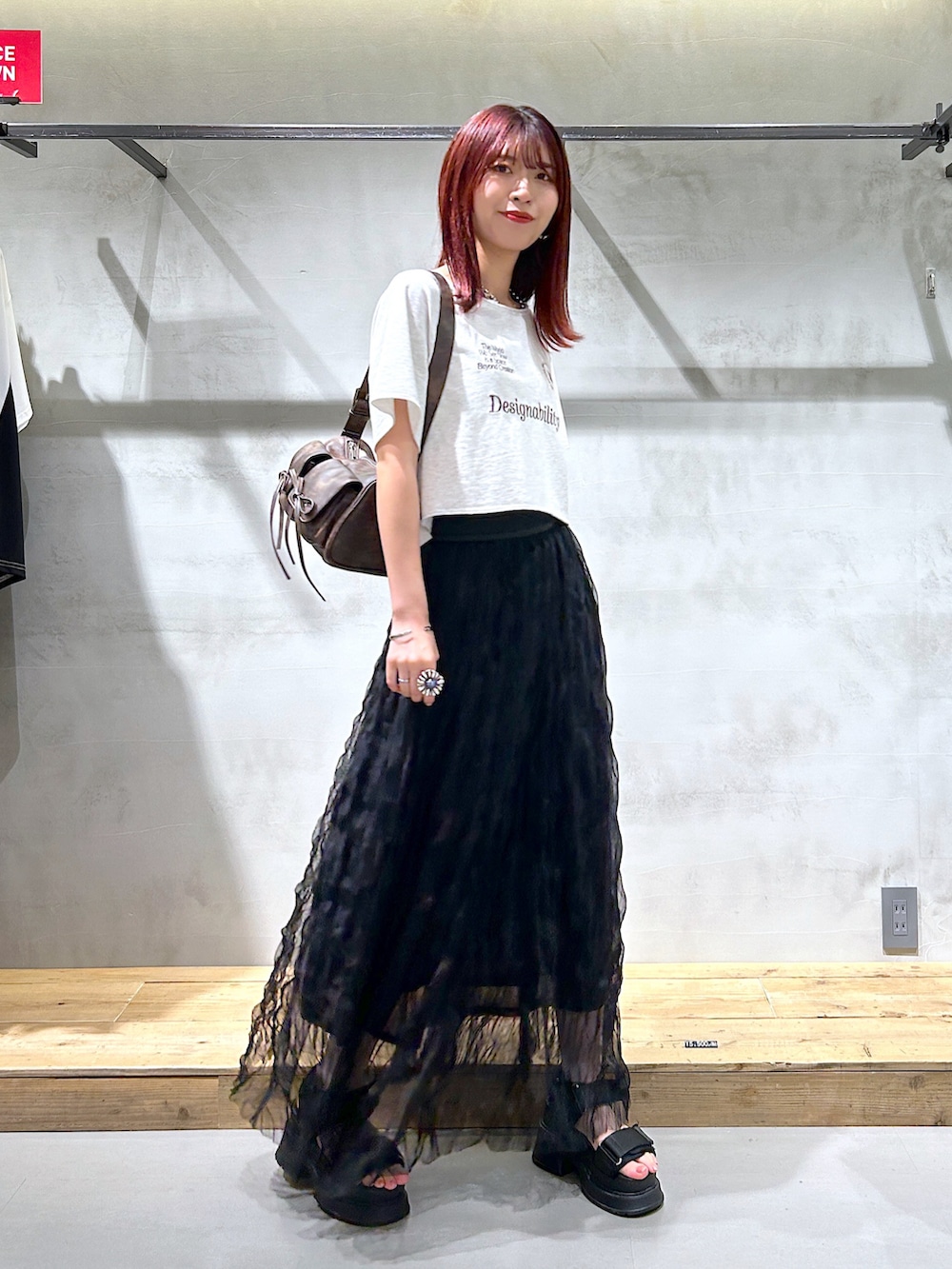 「カットソー、ショート丈トップス、ロングスカート、シアー、ショルダーバッグ、Tシャツ、カジュアル、モノトーン、PAGEBOY、骨格ナチュラル」｜「PAGEBOYのシボシボプリーツスカート（スカート、ブラック系）」を使った、ゆきほさん（骨格ナチュラル・レディース・159cm）の夏コーディネートの2枚目の写真