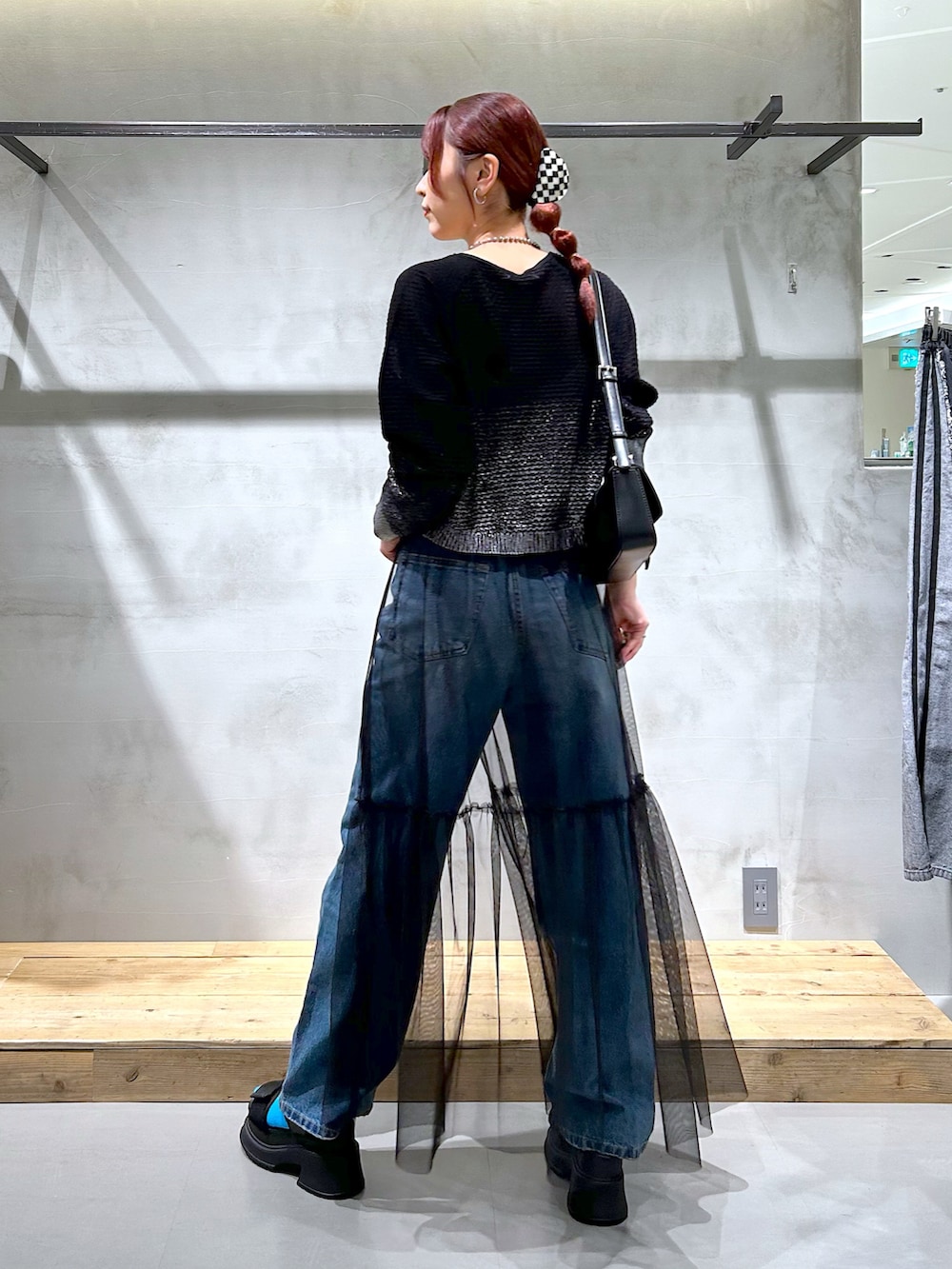 「デニム、チュールスカート、レイヤードスタイル、カーディガン、秋コーデ、ブラックコーデ、モード、骨格ナチュラル、イエベ春、ストレートデニム」｜「PAGEBOYのハクグラデシアーVネックカーディガン（カーディガン/ボレロ、ブラック系）」を使った、ゆきほさん（骨格ナチュラル・レディース・159cm）の秋コーディネートの4枚目の写真
