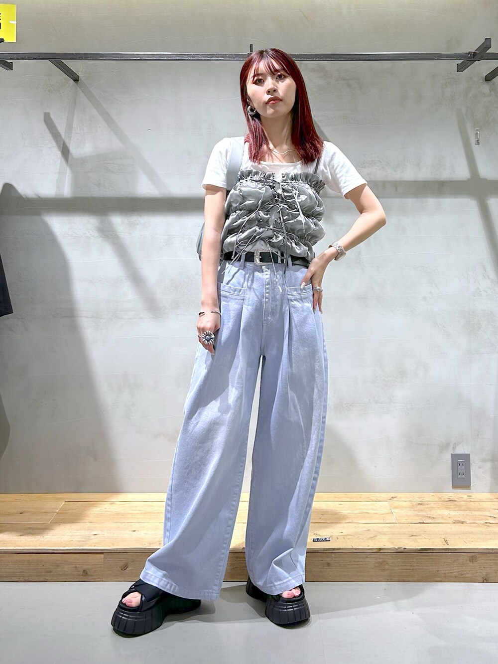 「ビスチェ、シルバー、ヴィンテージライク、カラーパンツ、カラーデニム、ワイドパンツ、タックパンツ、厚底サンダル、カジュアル、夏コーデ」｜「PAGEBOYの<高畠百加着用アイテム>2WAYグロッシービスチェ（その他トップス、シルバー系）」を使った、ゆきほさん（骨格ナチュラル・レディース・159cm）の夏コーディネートの2枚目の写真