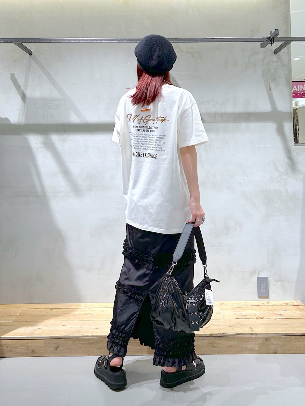 「ロゴT、カジュアル、Tシャツコーデ、フリルスカート、ナロースカート、モノトーン、大人カジュアル、グルカサンダル、ハンドバッグ、エナメルバッグ、ベレー帽、夏コーデ」｜「PAGEBOYのアソートグラフィックルーズT（Tシャツ/カットソー、ホワイト系）」を使った、ゆきほさん（骨格ナチュラル・レディース・159cm）の夏コーディネートの4枚目の写真