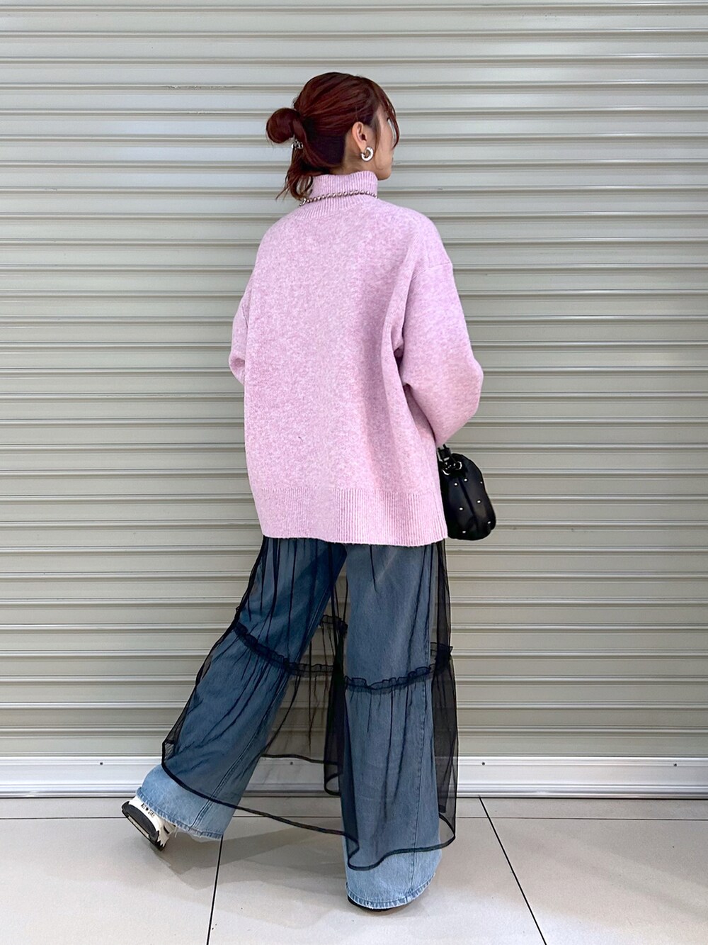 「ハイネックニット、チュールワンピ、レイヤードスタイル、デニムパンツ、ワイドデニム、ニット、ピンク、骨格ナチュラル、カジュアルコーデ、キンチャクバッグ」｜「PAGEBOYのウールMIXマシュマロハイネック（ニット/セーター、レッド系）」を使った、ゆきほさん（骨格ナチュラル・レディース・159cm）の秋コーディネートの4枚目の写真