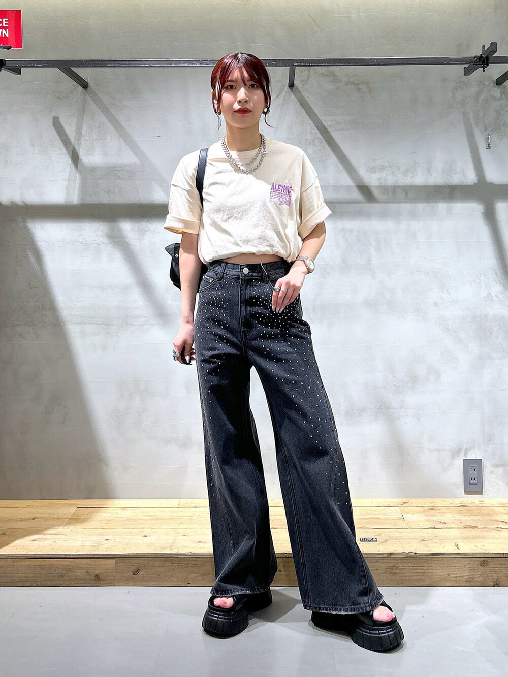 「ユニセックス、オーバーサイズ、Tシャツ、バックプリント、フラワープリント、ベージュ、ワイドデニム、ワイドパンツ、アレンジ、ハンドバッグ、夏コーデ、カジュアル」｜「PBLIMのPBLIM/アートフラワーT（Tシャツ/カットソー、ベージュ系）」を使った、ゆきほさん（骨格ナチュラル・レディース・159cm）の夏コーディネートの2枚目の写真