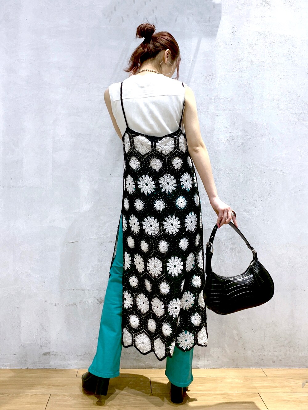 ブラック系のワンピース、ブラック系のショルダーバッグ、グリーン系のデニムパンツを着用したレディースの春コーディネートの3枚目の写真