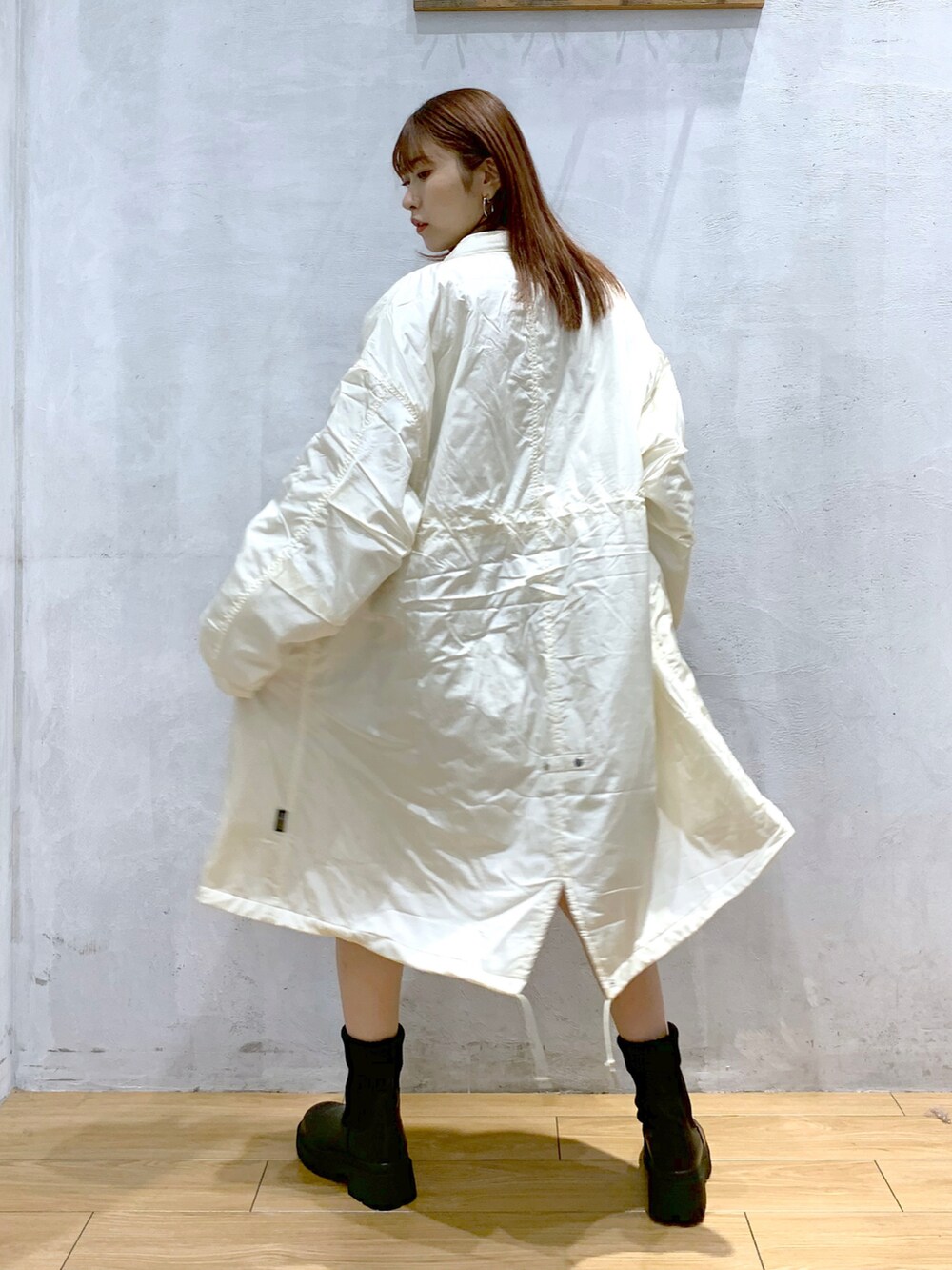 「冬コーデ、セール、モッズコート、冬アウター、ショートパンツ、カジュアルコーデ、ピンクニット、ショートブーツ、PAGEBOY、モード」｜「PAGEBOYのハイネックリブニット（ニット/セーター、ホワイト系）」を使った、ゆきほさん（骨格ナチュラル・レディース・159cm）の冬コーディネートの4枚目の写真