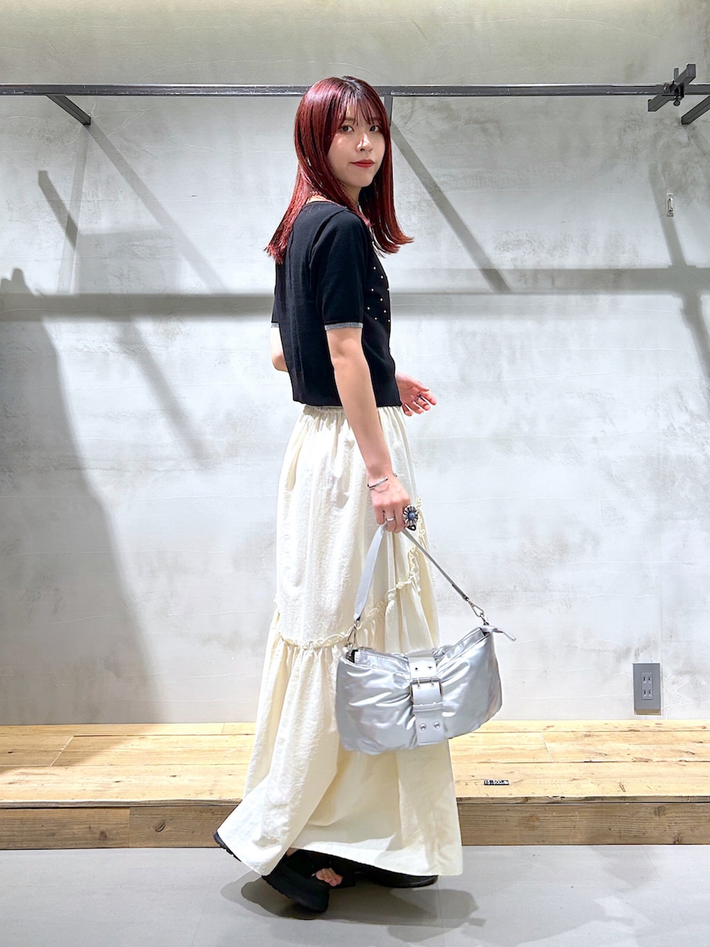 「大人ガーリー、モノトーン、ボリュームスカート、ギャザースカート、ダブルジップ、トップス、厚底サンダル、シルバーバッグ、夏コーデ、デートコーデ」｜「PAGEBOYの<高畠百加着用アイテム>メタルピンZIPトップス（ニット/セーター、ブラック系）」を使った、ゆきほさん（骨格ナチュラル・レディース・159cm）の夏コーディネートの2枚目の写真