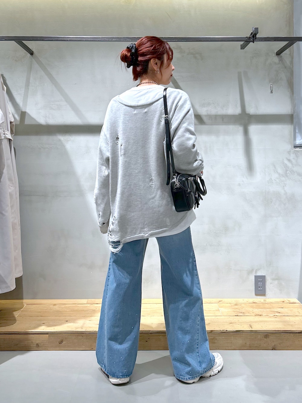 「カジュアル、春コーデ、ダメージニット、オーバーサイズ、デニムパンツ、ワイドデニム、ショルダーバッグ、大人カジュアル、ニューバランス、骨格ナチュラル」｜「PAGEBOYのレースUPユルダメージニット（ニット/セーター、グレー系）」を使った、ゆきほさん（骨格ナチュラル・レディース・159cm）の春コーディネートの4枚目の写真