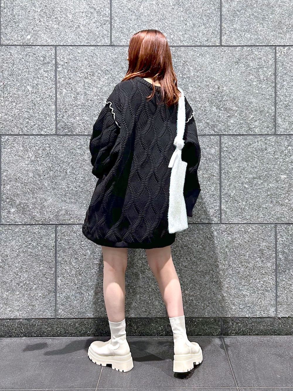 「ニットワンピ、ケーブルニット、チュニックニット、パイピング、ブラックコーデ、トートバッグ、ラメ、ミニ丈、厚底ブーツ、ファッションを楽しもう、オーバーサイズ」｜「PAGEBOYのスポンジケーブルチュニック（ニット/セーター、ブラック系）」を使った、ゆきほさん（骨格ナチュラル・レディース・159cm）の秋コーディネートの3枚目の写真