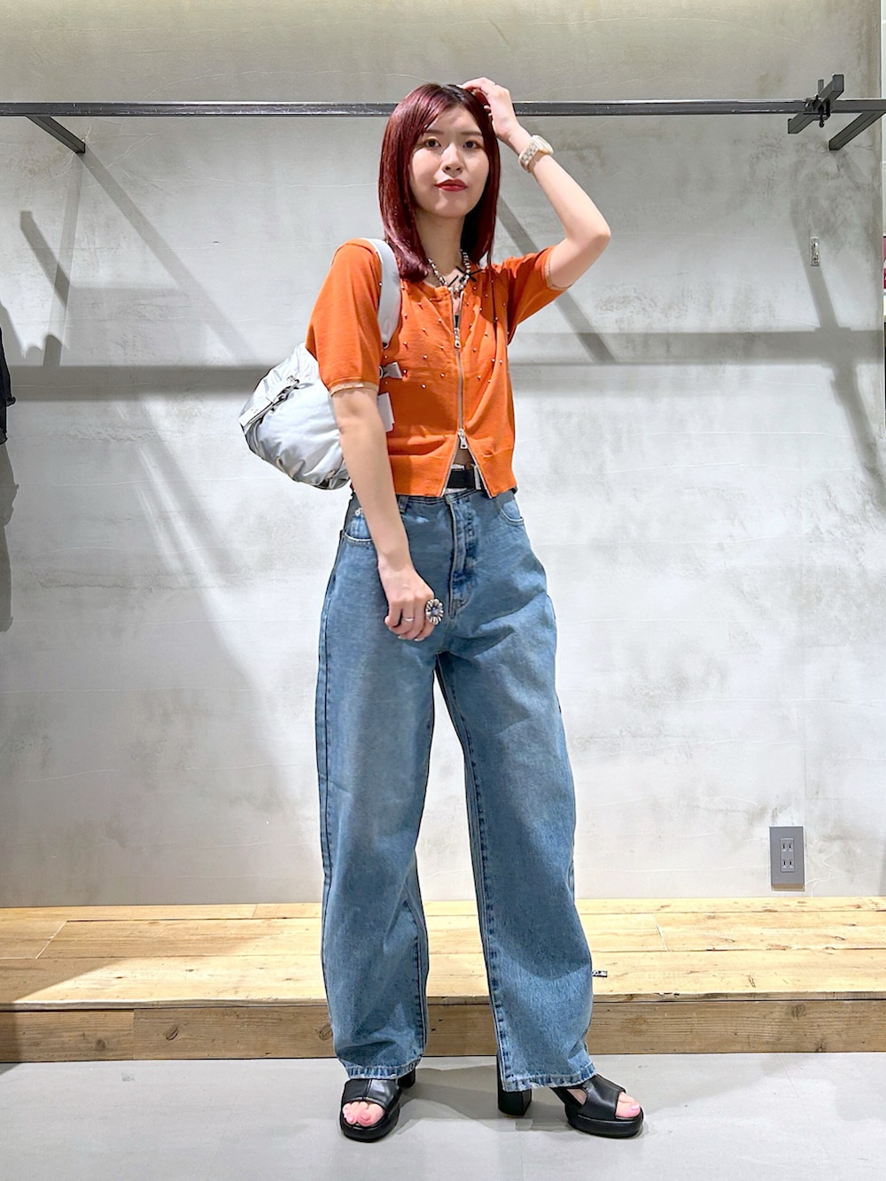 「ダブルジップ、トップス、オレンジ、デニムパンツ、ストレートデニム、シルバーバッグ、ミュール、ヒール」｜「PAGEBOYの<高畠百加着用アイテム>メタルピンZIPトップス（ニット/セーター、レッド系）」を使った、ゆきほさん（骨格ナチュラル・レディース・159cm）の夏コーディネートの2枚目の写真