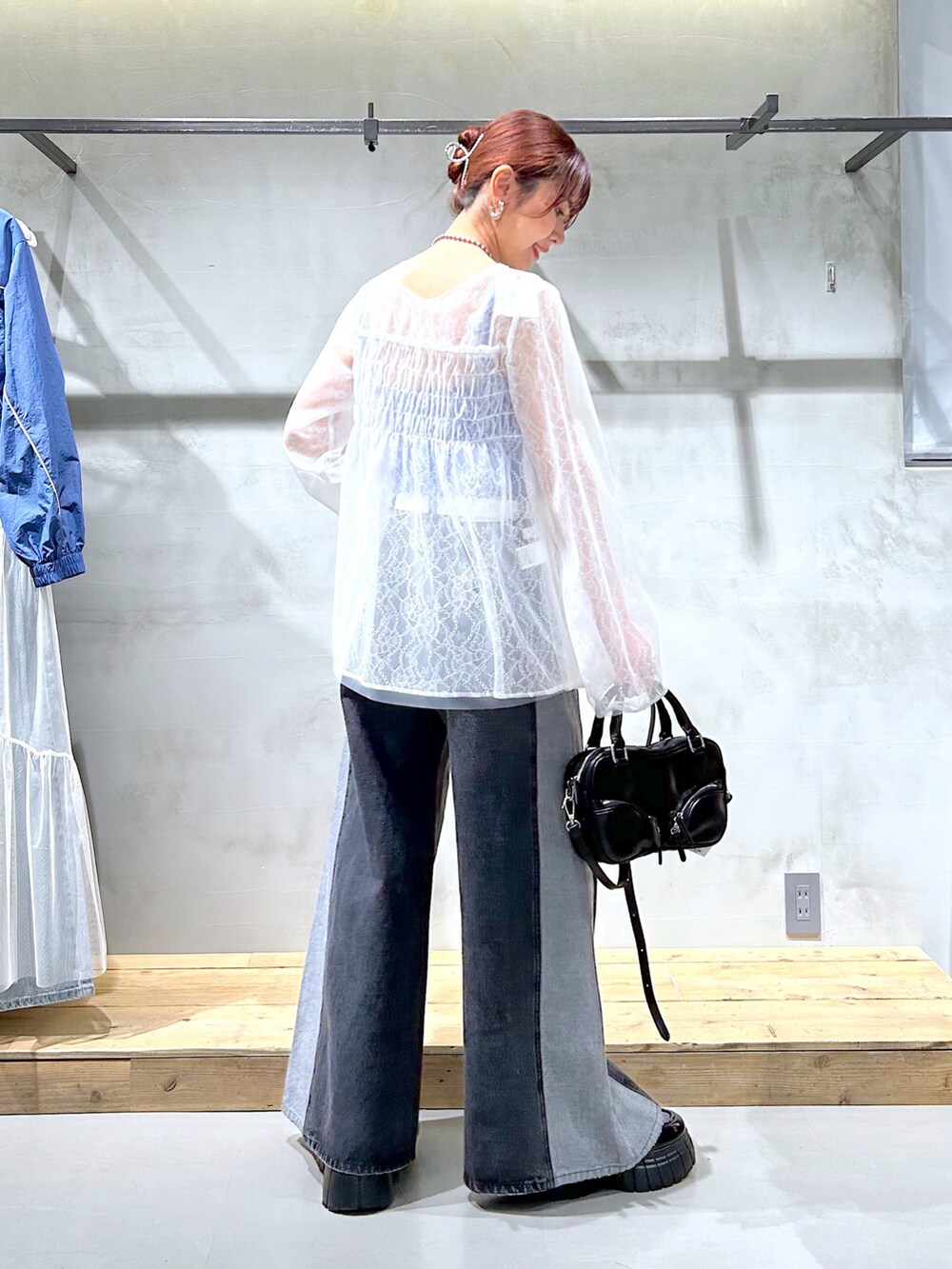 「レースブラウス、ブラウス、ワイドデニム、デニムパンツ、ワイドパンツ、キリカエデザイン、キャミソール、春服、オトナカジュアル、デニム」｜「PAGEBOYのキリカエデニムパンツ（デニムパンツ、ブラック系）」を使った、ゆきほさん（骨格ナチュラル・レディース・159cm）の春コーディネートの4枚目の写真