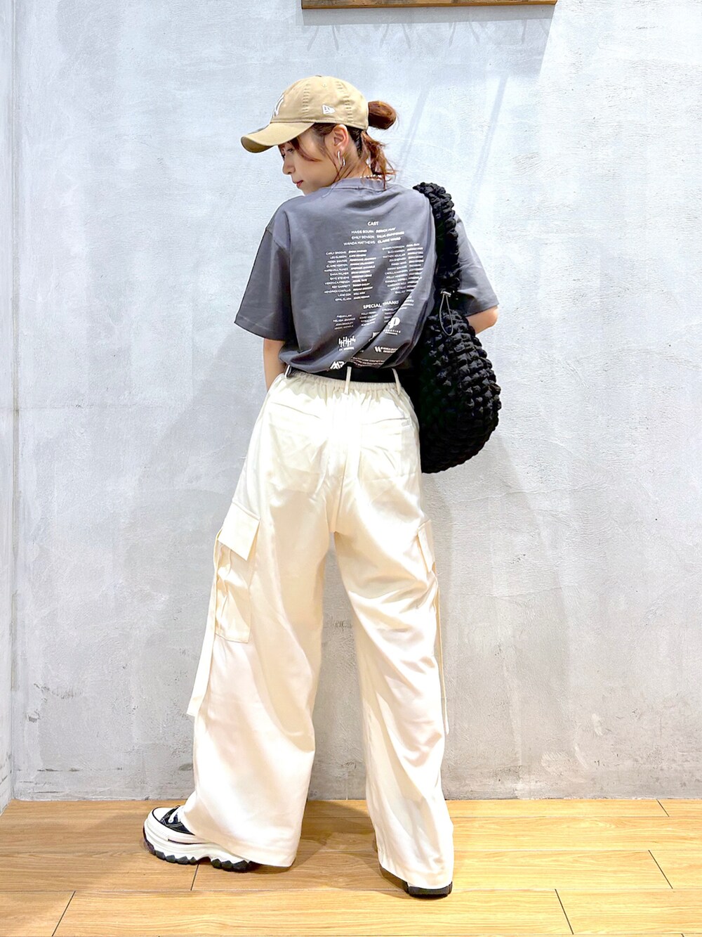 「カジュアルコーデ、カーゴパンツ、プリントT、キャップ、アメカジ、骨格ナチュラル、メンズライク」｜「PBLIMのPAGEBOYLIM/クラシックムービーT（Tシャツ/カットソー、グレー系）」を使った、ゆきほさん（骨格ナチュラル・レディース・159cm）の春コーディネートの3枚目の写真