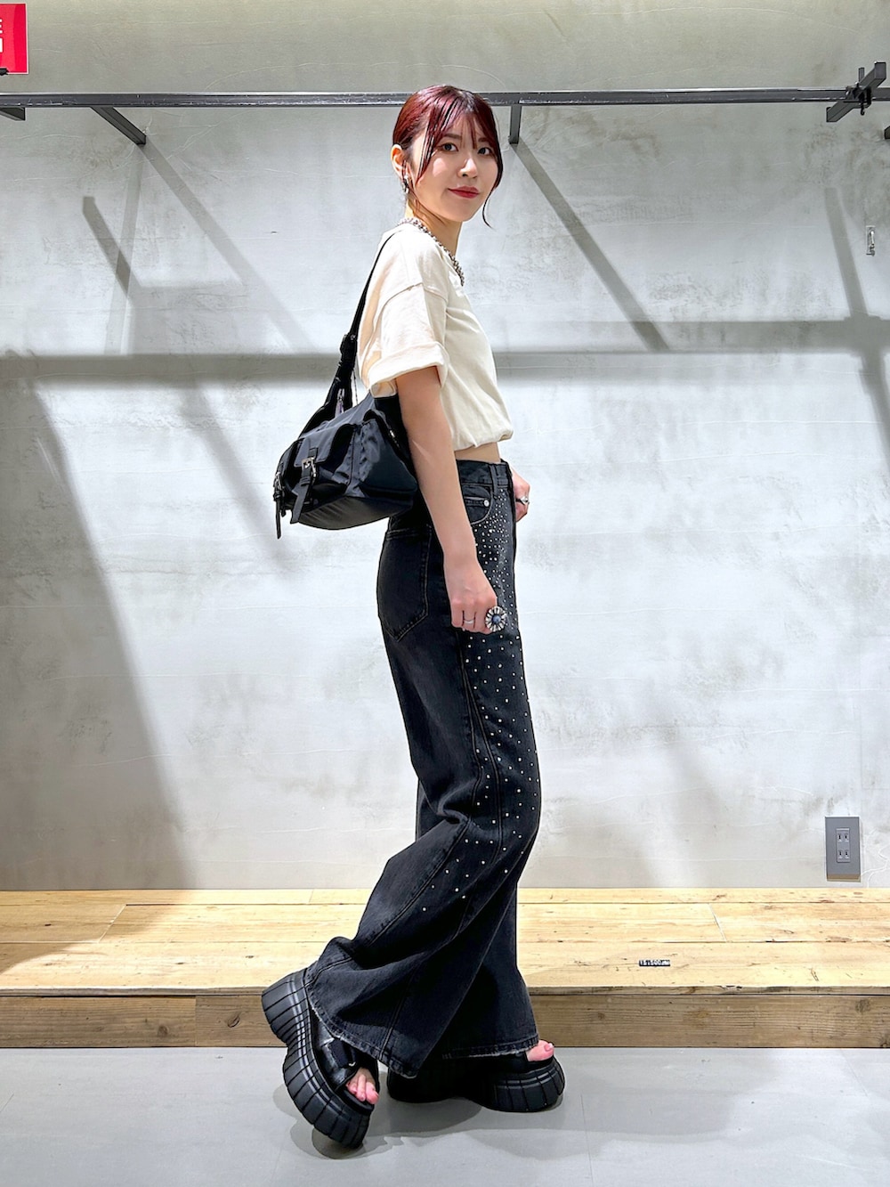 「ユニセックス、オーバーサイズ、Tシャツ、バックプリント、フラワープリント、ベージュ、ワイドデニム、ワイドパンツ、アレンジ、ハンドバッグ、夏コーデ、カジュアル」｜「PBLIMのPBLIM/アートフラワーT（Tシャツ/カットソー、ベージュ系）」を使った、ゆきほさん（骨格ナチュラル・レディース・159cm）の夏コーディネートの4枚目の写真