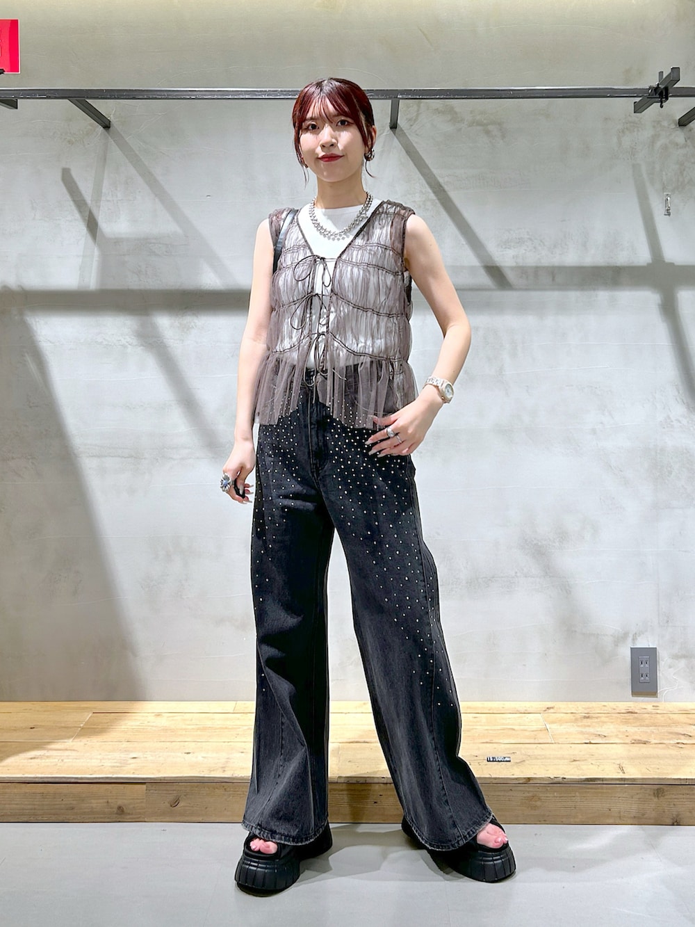 「チュールベスト、チュール、ベスト、ワイドデニム、デニムパンツ、キラキラ、大人カジュアル、ショルダーバッグ、夏コーデ、厚底サンダル」｜「PAGEBOYのチュールギャザーベスト（ベスト、ブラウン系）」を使った、ゆきほさん（骨格ナチュラル・レディース・159cm）の夏コーディネートの2枚目の写真