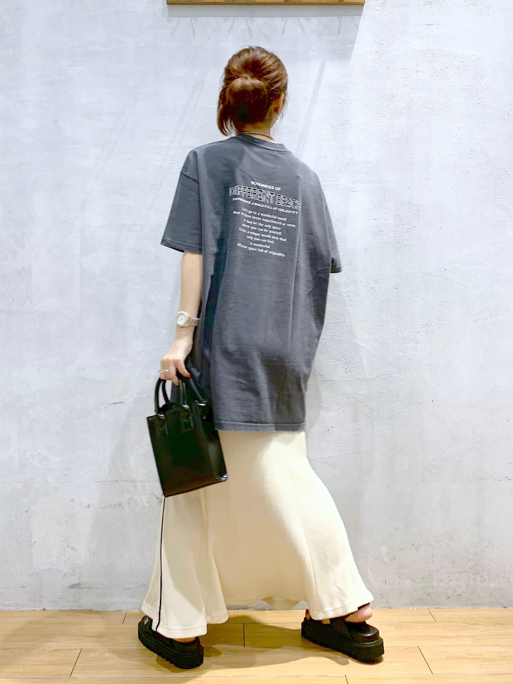 「ビッグT、ロンクスカート、夏コーデ、プリントT、ロックT、ゆるコーデ、厚底サンダル」｜「PAGEBOYのロックチュニックTシャツ（Tシャツ/カットソー、グレー系）」を使った、ゆきほさん（レディース・159cm）の夏コーディネートの4枚目の写真