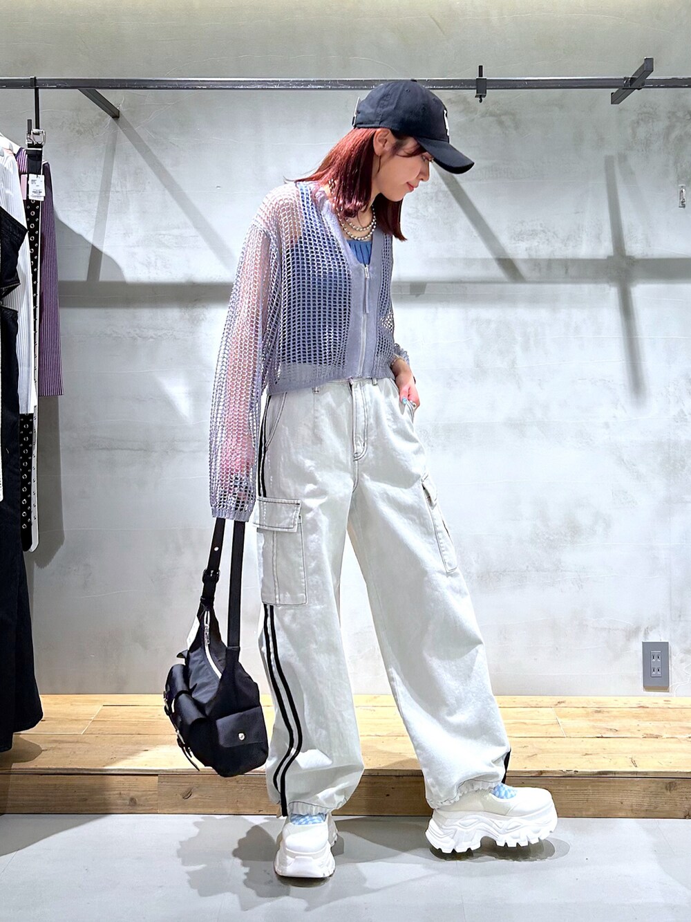 「カーディガン、メッシュ、ラインパンツ、デニムパンツ、カーゴパンツ、キャップ、ショルダーバッグ、春コーデ、夏、厚底スニーカー、カジュアル」｜「PAGEBOYのハトメダブルポケットBAG（ショルダーバッグ、ブラック系）」を使った、ゆきほさん（骨格ナチュラル・レディース・159cm）の夏コーディネートの2枚目の写真