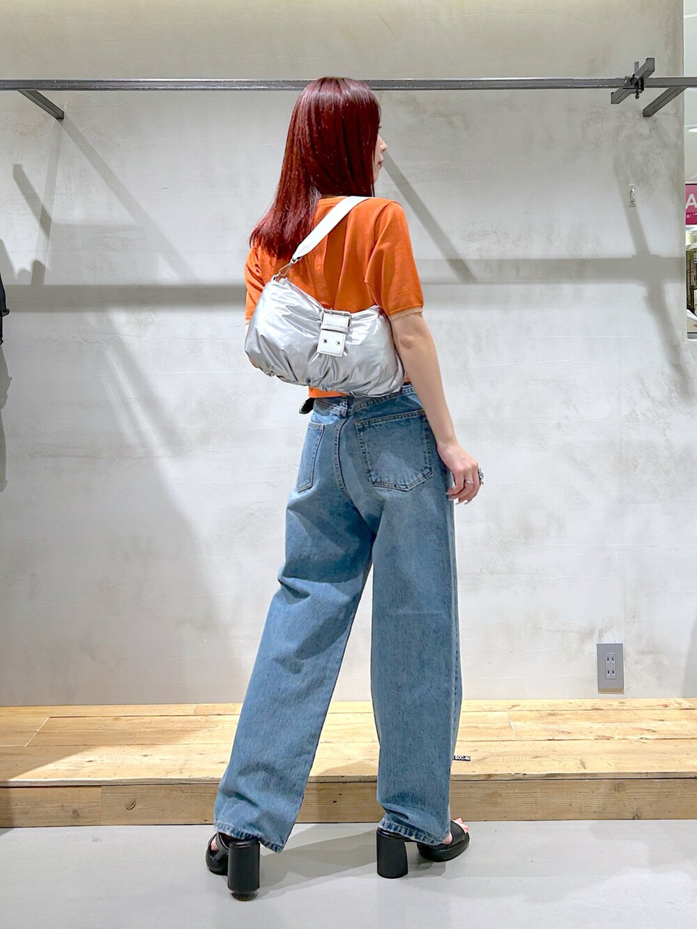 「ダブルジップ、トップス、オレンジ、デニムパンツ、ストレートデニム、シルバーバッグ、ミュール、ヒール」｜「PAGEBOYの<高畠百加着用アイテム>メタルピンZIPトップス（ニット/セーター、レッド系）」を使った、ゆきほさん（骨格ナチュラル・レディース・159cm）の夏コーディネートの4枚目の写真