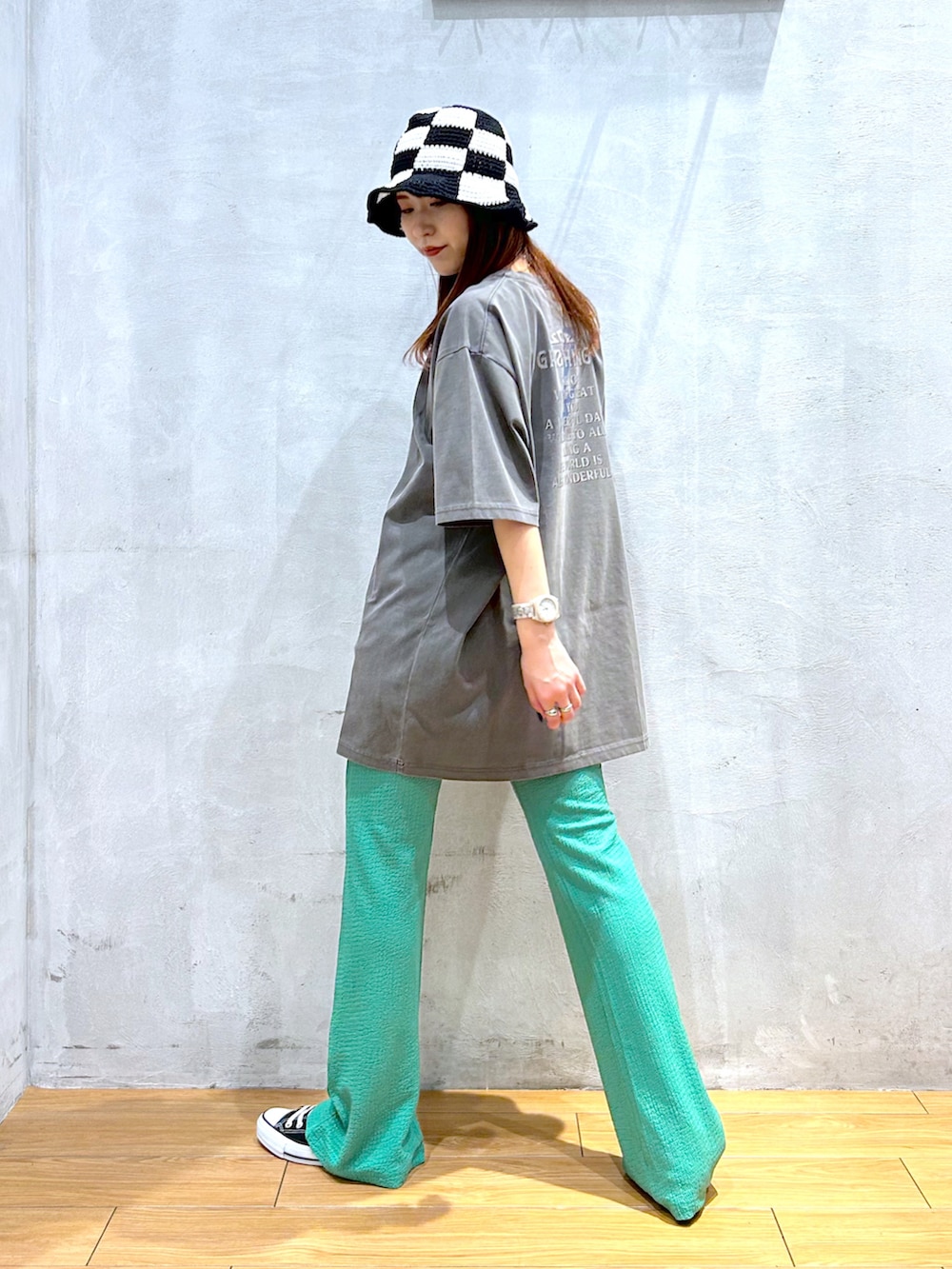 「ストリート、Tシャツ、オーバーサイズ、プリントT、ロックT、バケハ、フレアパンツ、グリーン、ラフ、骨格ナチュラル」｜「PAGEBOYのチェッカーバケハ（ハット、ホワイト系）」を使った、ゆきほさん（骨格ナチュラル・レディース・159cm）の春コーディネートの3枚目の写真