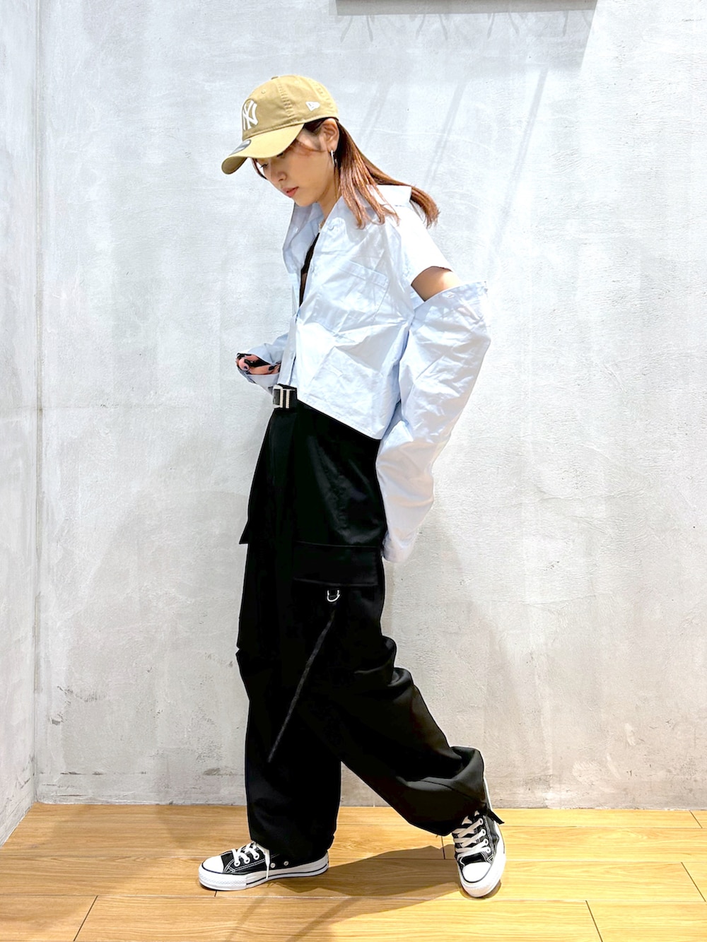 「メンズライク、ショート丈トップス、シャツ、キャップ、カーゴパンツ、肌見せ、韓国ストリート、骨格ナチュラル、春コーデ」｜「PAGEBOYのNEWERA/9TWENTY（キャップ、ベージュ系）」を使った、ゆきほさん（骨格ナチュラル・レディース・159cm）の春コーディネートの2枚目の写真