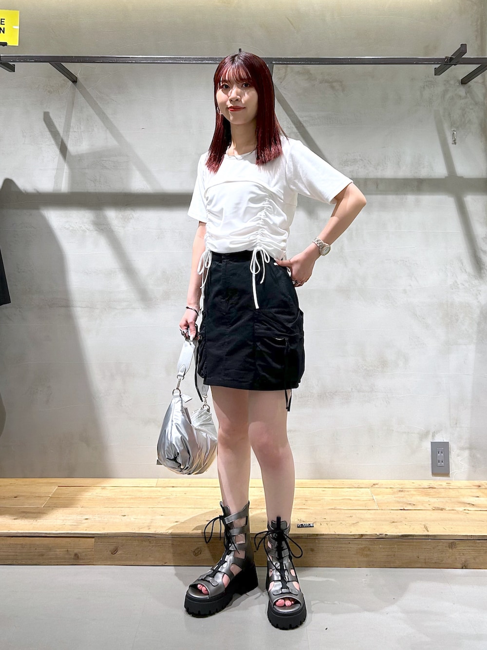 「ブーツサンダル、デザイントップス、ドロスト、ミニスカート、モノトーン、シルバーバッグ、夏コーデ、カットソー」｜「PAGEBOYのドッキングドロストトップス（Tシャツ/カットソー、ホワイト系）」を使った、ゆきほさん（骨格ナチュラル・レディース・159cm）の夏コーディネートの2枚目の写真