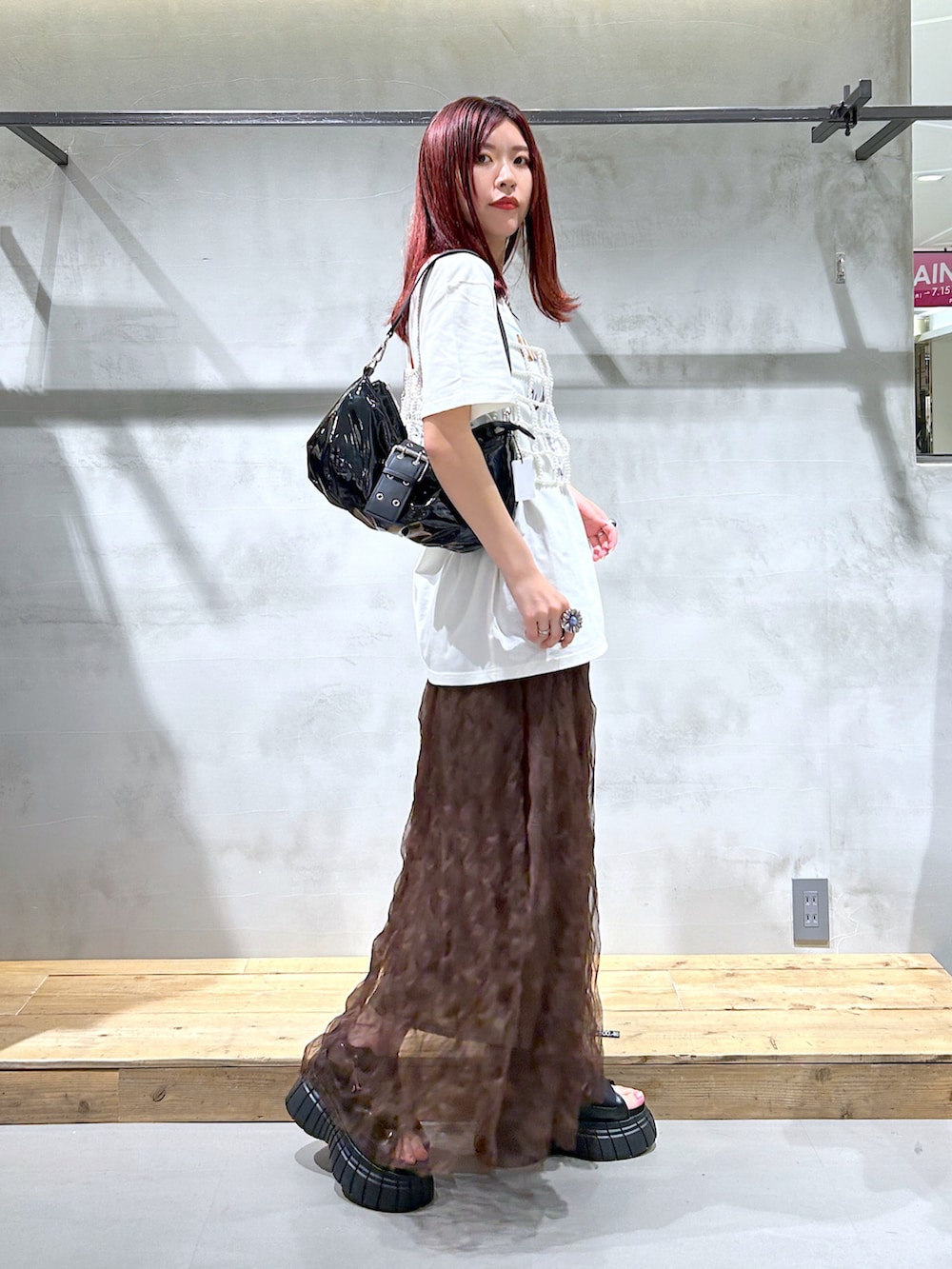 「ロングスカート、スカート、ブラウン、プリントT、ロゴT、パールビスチェ、ビスチェ、ハンドバッグ、楽ちんコーデ、ラフ、夏コーデ、夏だ！Tシャツ着よう！」｜「PAGEBOYのシボシボプリーツスカート（スカート、ブラウン系）」を使った、ゆきほさん（骨格ナチュラル・レディース・159cm）の夏コーディネートの3枚目の写真