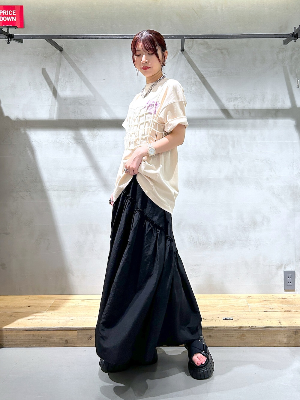 「ユニセックス、オーバーサイズ、Tシャツ、サンダル、パールビスチェ、厚底サンダル、プリントT、バックプリント、夏コーデ、Tシャツコーデ」｜「PBLIMのPBLIM/アートフラワーT（Tシャツ/カットソー、ベージュ系）」を使った、ゆきほさん（骨格ナチュラル・レディース・159cm）の夏コーディネートの3枚目の写真