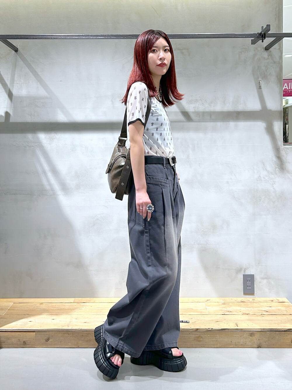 「モノグラム、シアートップス、Tシャツ、カラーデニム、カラーパンツ、デニム、タックパンツ、ワイドデニム、ヴィンテージライク、厚底サンダル、ショルダーバッグ」｜「PAGEBOYの<高畠百加着用アイテム>モノグラムシアーT（Tシャツ/カットソー、ホワイト系）」を使った、ゆきほさん（骨格ナチュラル・レディース・159cm）の夏コーディネートの3枚目の写真