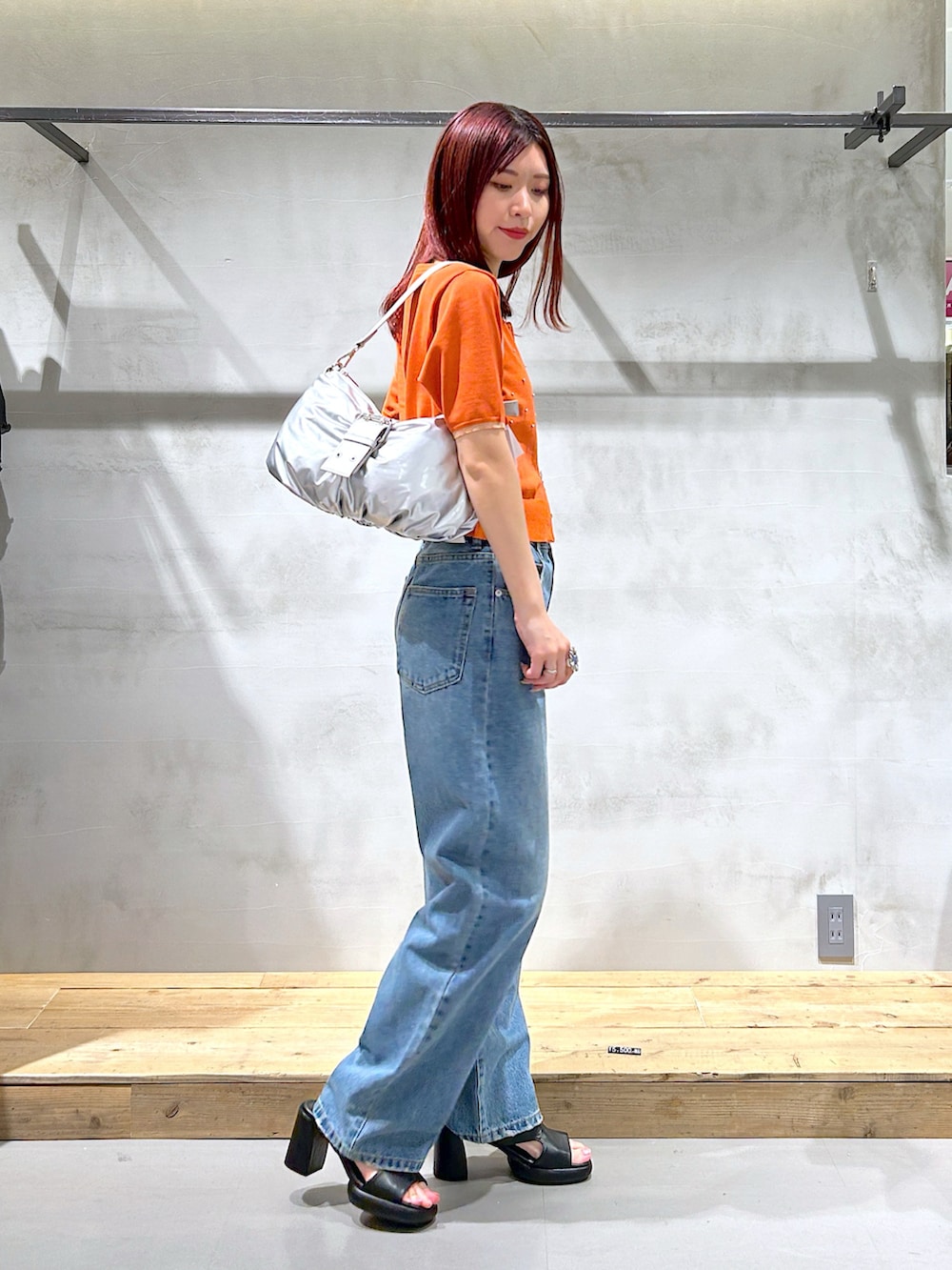 「ダブルジップ、トップス、オレンジ、デニムパンツ、ストレートデニム、シルバーバッグ、ミュール、ヒール」｜「PAGEBOYの<高畠百加着用アイテム>メタルピンZIPトップス（ニット/セーター、レッド系）」を使った、ゆきほさん（骨格ナチュラル・レディース・159cm）の夏コーディネートの3枚目の写真