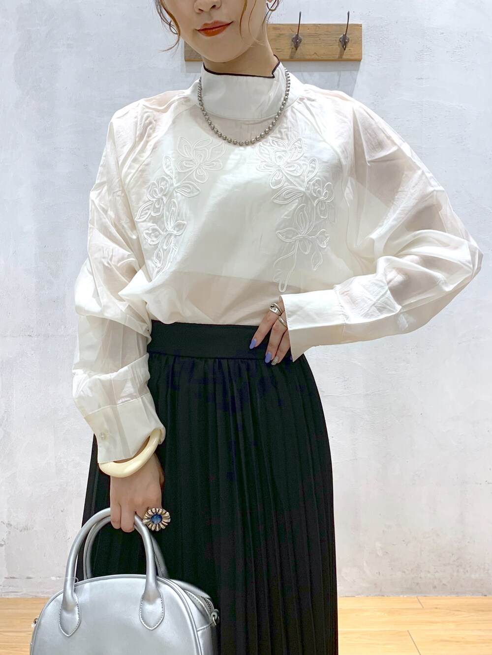 「シアートップス、プリーツスカート、モード、モノトーン、秋先取りコーデ、モノトーンコーデ、ブラウス」｜「PAGEBOYのCORE / シアーコードハイネックブラウス（シャツ/ブラウス、ホワイト系）」を使った、ゆきほさん（レディース・159cm）の秋コーディネートの4枚目の写真