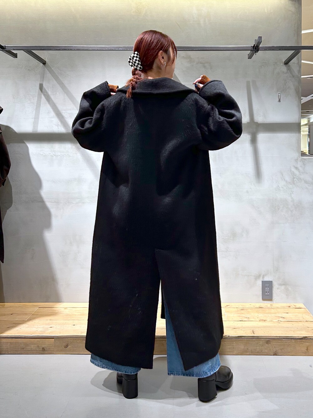 「ファッションを楽しもう、シャギーコート、ロングコート、ブラックコート、ニット、デザインニット、ビッグシルエット、オーバーサイズ、ワイドパンツ、モードカジュアル、デニムパンツ、ワイドデニム、オレンジ」｜「PAGEBOYのレースUPニット×タンクSET2（ニット/セーター、オレンジ系）」を使った、ゆきほさん（骨格ナチュラル・レディース・159cm）の秋コーディネートの4枚目の写真