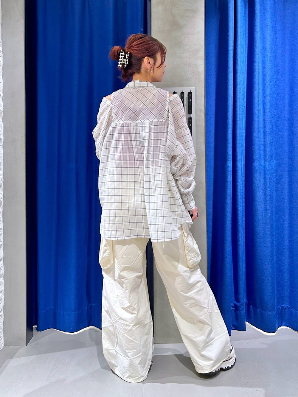「シャツスタイル、チェックシャツ、カーゴパンツ、タンクトップ、ホワイトコーデ、春コーデ、パンツスタイル、カジュアル、ワントーンコーデ」｜「PAGEBOYのポケットデザインカーゴパンツ（カーゴパンツ、ホワイト系）」を使った、ゆきほさん（骨格ナチュラル・レディース・159cm）の夏コーディネートの3枚目の写真