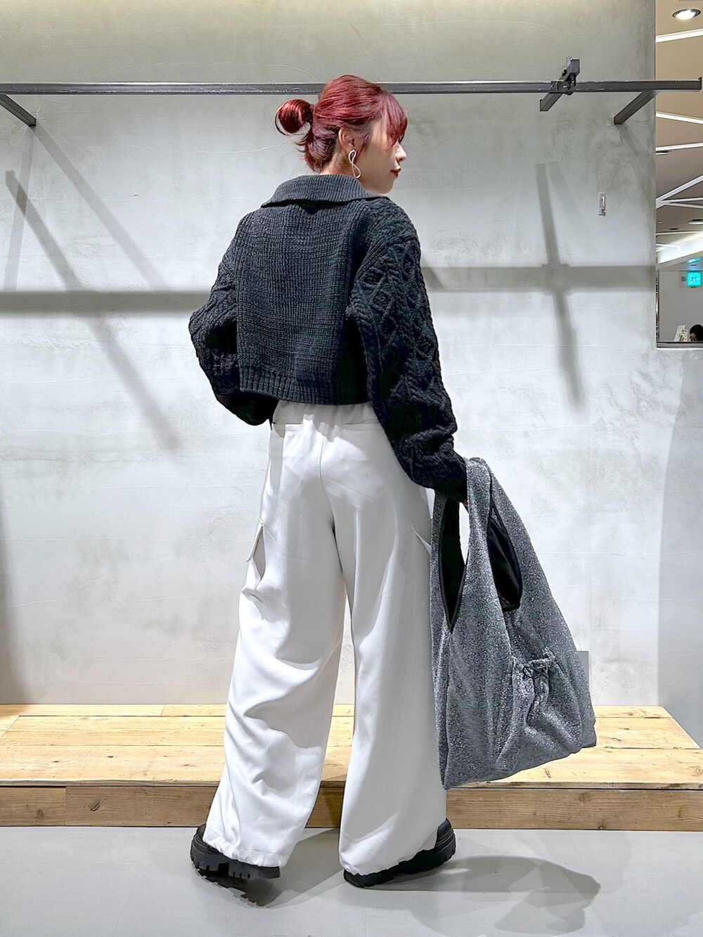 「ケーブルニット、ハーフジップ、ハイネックニット、ラインパンツ、ミリタリーパンツ、カジュアルコーデ、冬コーデ、トートバッグ、ラメ」｜「PAGEBOYのハーフZIPケーブルショート（ニット/セーター、グレー系）」を使った、ゆきほさん（骨格ナチュラル・レディース・159cm）の冬コーディネートの4枚目の写真