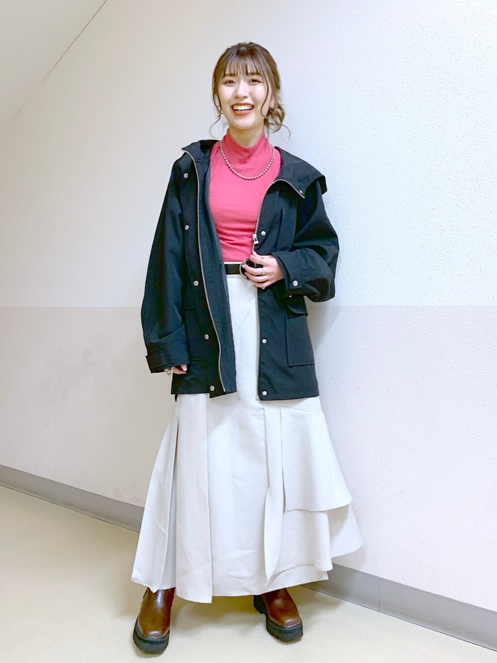 「マウンテンパーカー、スカート、ティアードスカート、おしゃれさんと繋がりたい、ロングブーツ、春コーデ、カジュアル、大人カジュアル」｜「PAGEBOYのスナップスリットマウンパ（マウンテンパーカー、ブラック系）」を使った、ゆきほさん（レディース・159cm）の春コーディネートの2枚目の写真