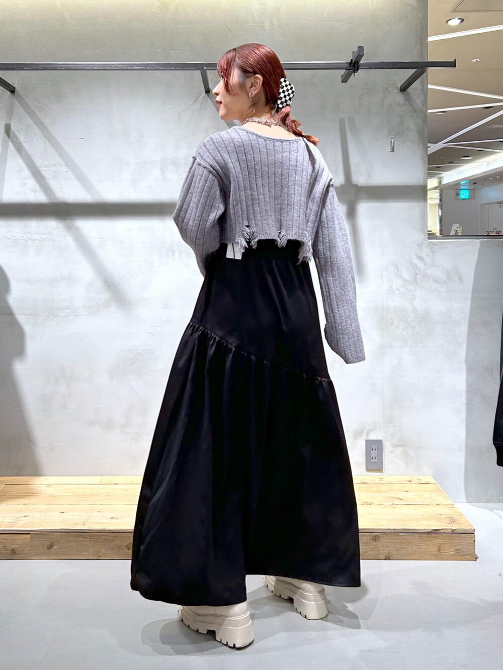 「ワンピース、セットワンピース、チャコールグレー、ブラック、秋コーデ、冬コーデ、モードカジュアル、厚底ブーツ、クリスマス、デート」｜「PAGEBOYのダメージカーディガン2Pワンピース（ワンピース、グレー系）」を使った、ゆきほさん（骨格ナチュラル・レディース・159cm）の秋コーディネートの3枚目の写真