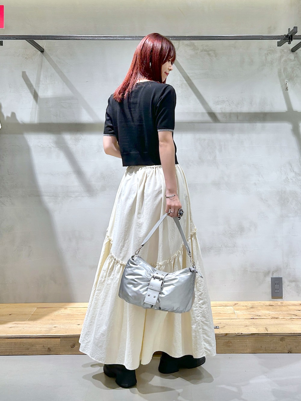 「大人ガーリー、モノトーン、ボリュームスカート、ギャザースカート、ダブルジップ、トップス、厚底サンダル、シルバーバッグ、夏コーデ、デートコーデ」｜「PAGEBOYの<高畠百加着用アイテム>メタルピンZIPトップス（ニット/セーター、ブラック系）」を使った、ゆきほさん（骨格ナチュラル・レディース・159cm）の夏コーディネートの3枚目の写真