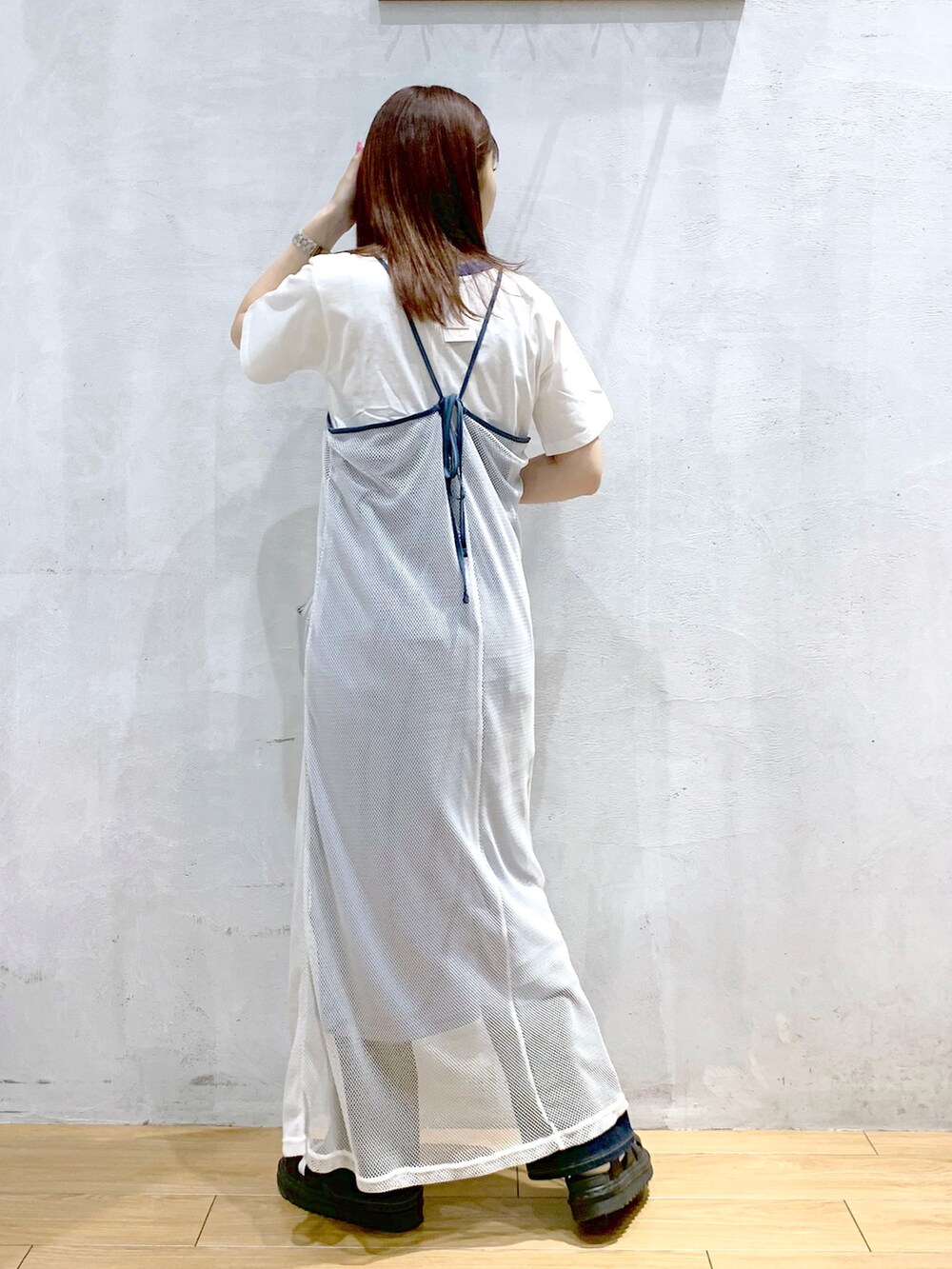 シルバー系のショルダーバッグ、ホワイト系のワンピース、ホワイト系のTシャツ/カットソーを着用したレディースの夏コーディネートの4枚目の写真