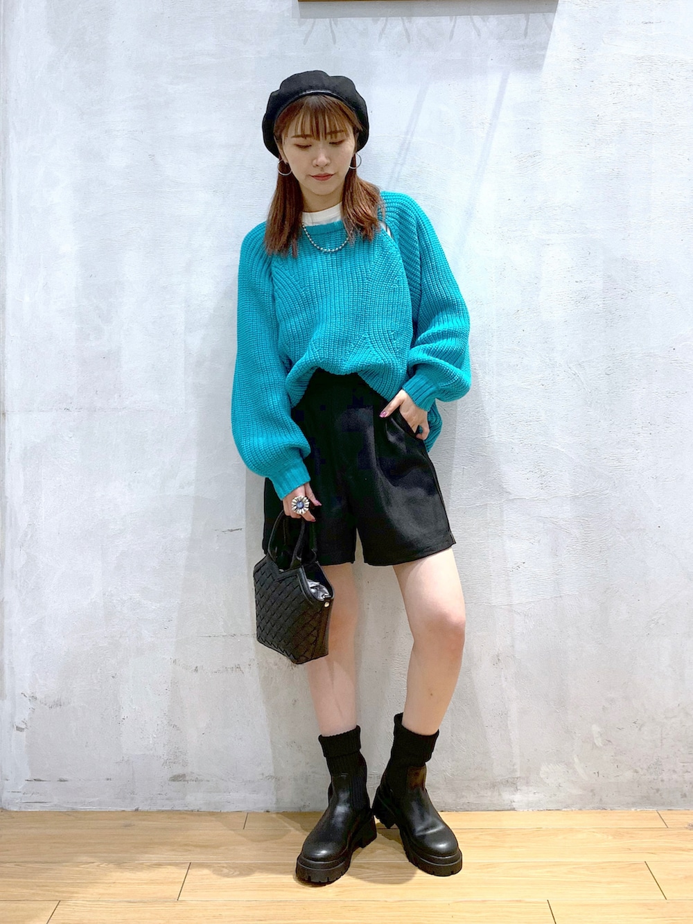 「ニット、スリット、ショートパンツ、ベレー帽、ショートブーツ、ニットブーツ、モード、ターコイズブルー」｜「PAGEBOYのスリットラグランニット（ニット/セーター、ブルー系）」を使った、ゆきほさん（骨格ナチュラル・レディース・159cm）の冬コーディネートの2枚目の写真