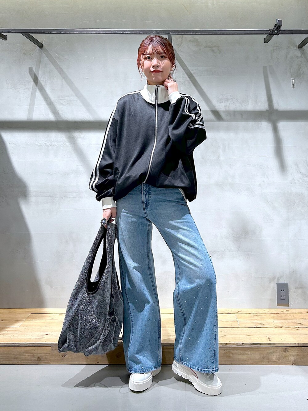 「トラックジャケット、スポーツミックス、デニムパンツ、ワイドデニム、ラインストーン、春コーデ、ラフコーデ、カジュアルコーデ、トレンド」｜「PAGEBOYの【なごみさん着用アイテム】ラインストーンデニム（デニムパンツ、ブルー系）」を使った、ゆきほさん（骨格ナチュラル・レディース・159cm）の春コーディネートの2枚目の写真