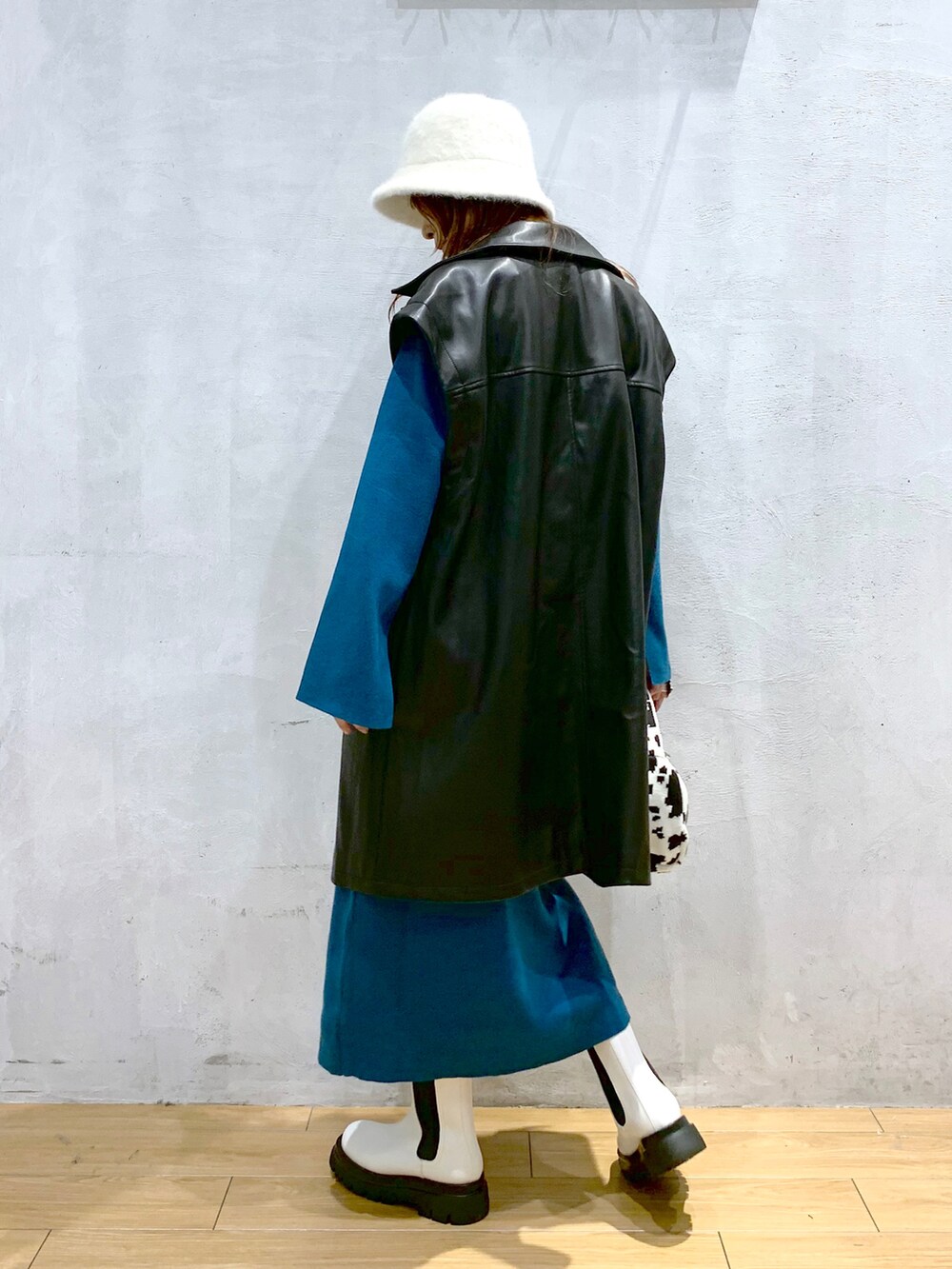 「秋冬コーデ、レザー、ニットワンピース、ジレ、モード、ビッグシルエット、大人カジュアル」｜「PAGEBOYのアンゴラバケハ（ハット、ホワイト系）」を使った、ゆきほさん（骨格ナチュラル・レディース・159cm）の秋コーディネートの3枚目の写真