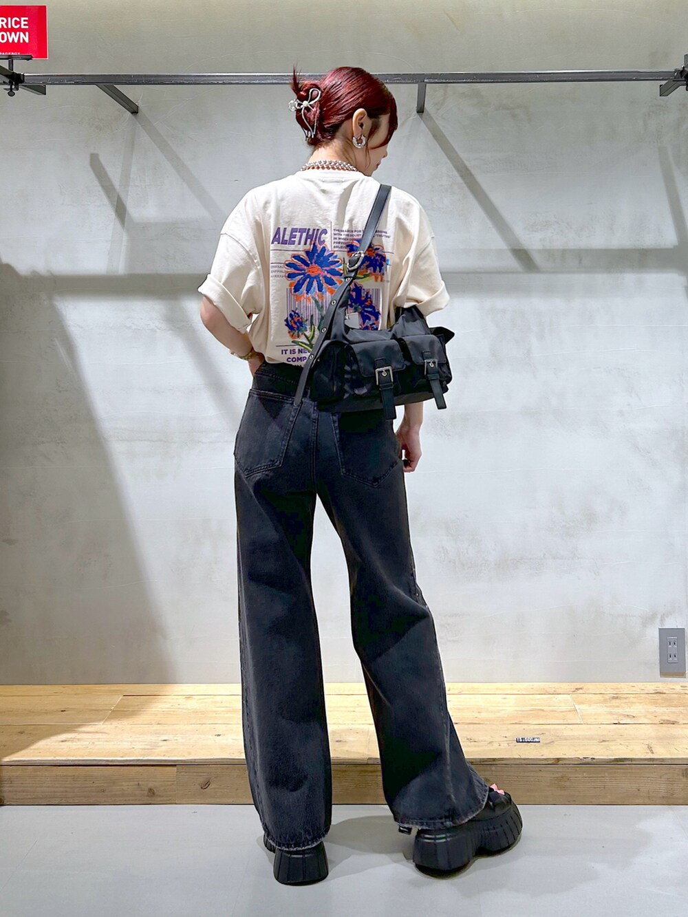 「ユニセックス、オーバーサイズ、Tシャツ、バックプリント、フラワープリント、ベージュ、ワイドデニム、ワイドパンツ、アレンジ、ハンドバッグ、夏コーデ、カジュアル」｜「PBLIMのPBLIM/アートフラワーT（Tシャツ/カットソー、ベージュ系）」を使った、ゆきほさん（骨格ナチュラル・レディース・159cm）の夏コーディネートの3枚目の写真