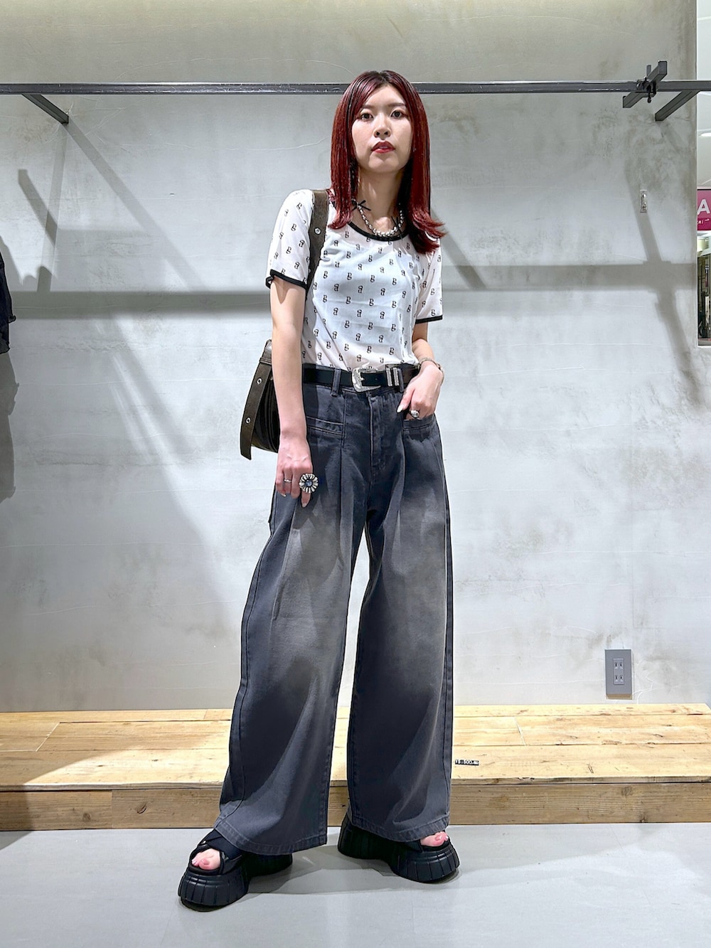 「モノグラム、シアートップス、Tシャツ、カラーデニム、カラーパンツ、デニム、タックパンツ、ワイドデニム、ヴィンテージライク、厚底サンダル、ショルダーバッグ」｜「PAGEBOYの<高畠百加着用アイテム>モノグラムシアーT（Tシャツ/カットソー、ホワイト系）」を使った、ゆきほさん（骨格ナチュラル・レディース・159cm）の夏コーディネートの2枚目の写真