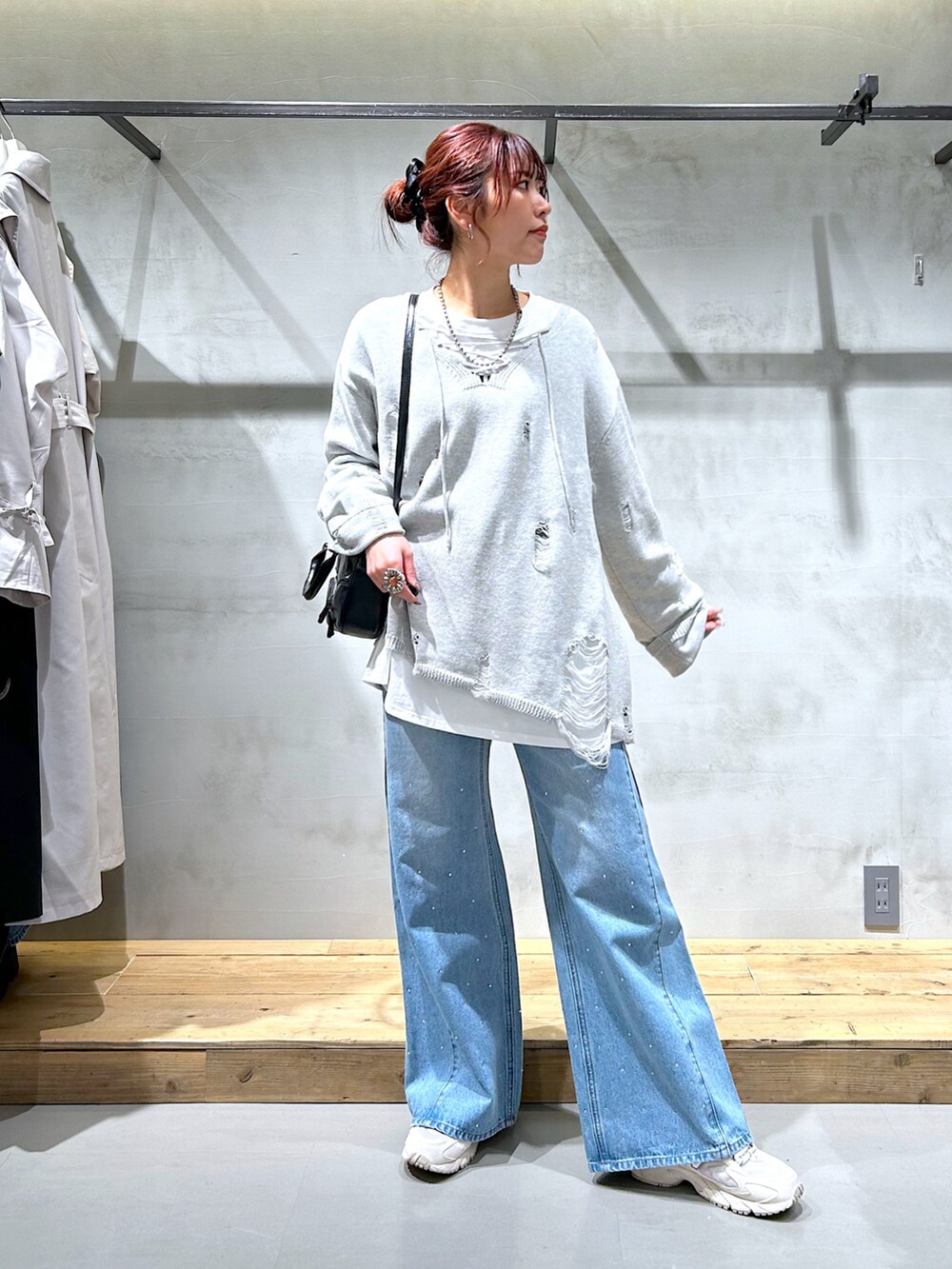 「カジュアル、春コーデ、ダメージニット、オーバーサイズ、デニムパンツ、ワイドデニム、ショルダーバッグ、大人カジュアル、ニューバランス、骨格ナチュラル」｜「PAGEBOYのレースUPユルダメージニット（ニット/セーター、グレー系）」を使った、ゆきほさん（骨格ナチュラル・レディース・159cm）の春コーディネートの2枚目の写真