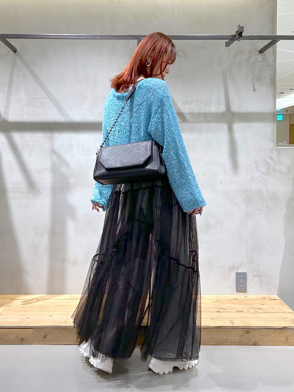 「カーディガン、春カーディガン、春コーデ、春カラー、ブルー、デニム、ワイドデニム、キラキラ、チュールワンピ、レイヤードスタイル、カジュアル、お出かけコーデ」｜「PAGEBOYのペーパーヤーンショートカーディガン（カーディガン/ボレロ、ブルー系）」を使った、ゆきほさん（骨格ナチュラル・レディース・159cm）の春コーディネートの3枚目の写真