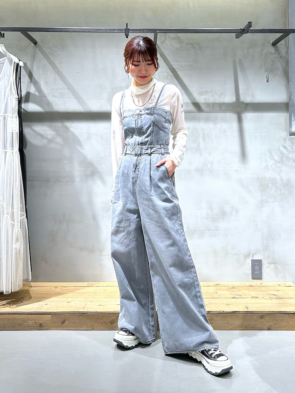 「サロペット、デニムサロペット、シアートップス、春コーデ、スパンコールバック、カジュアル、厚底スニーカー、コンバース」｜「PAGEBOYのデニムサロペット（サロペット/オーバーオール、ブラック系）」を使った、ゆきほさん（骨格ナチュラル・レディース・159cm）の春コーディネートの2枚目の写真