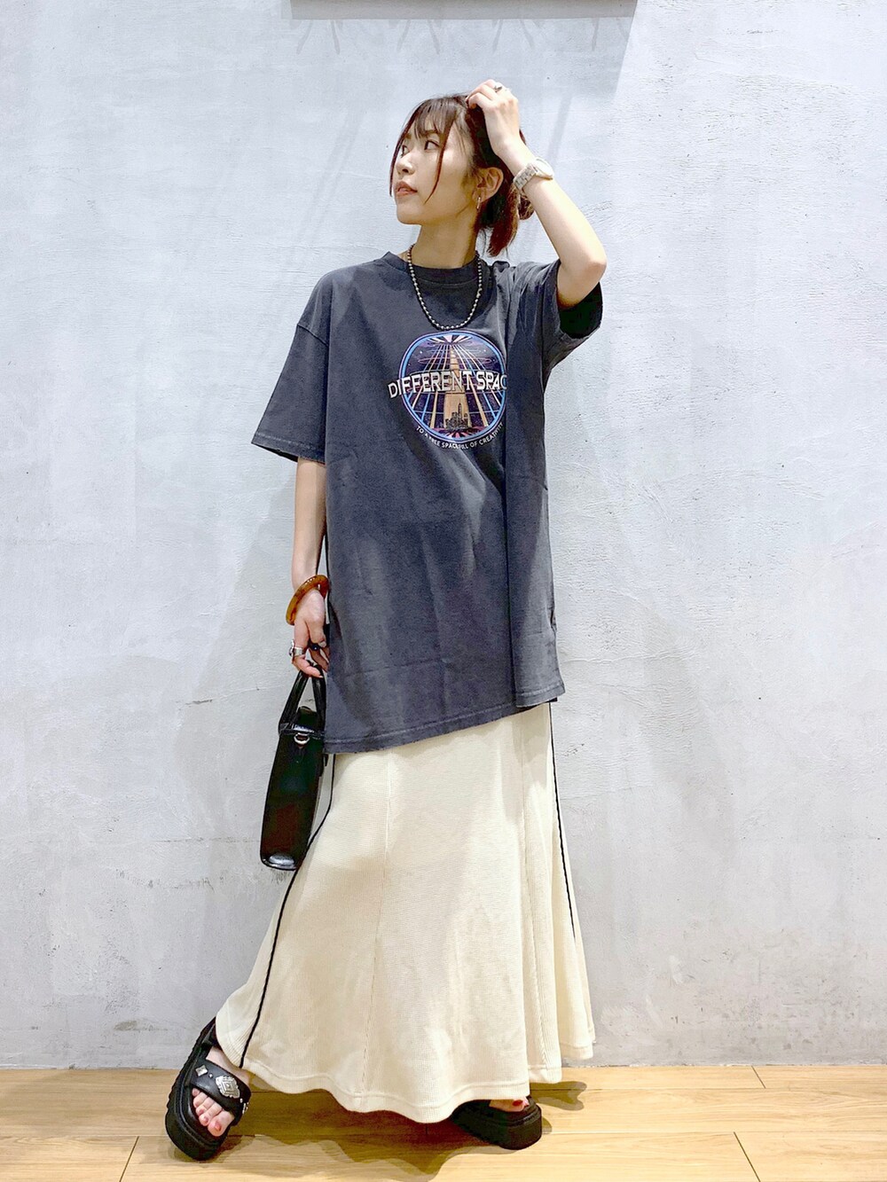 「ビッグT、ロンクスカート、夏コーデ、プリントT、ロックT、ゆるコーデ、厚底サンダル」｜「PAGEBOYのロックチュニックTシャツ（Tシャツ/カットソー、グレー系）」を使った、ゆきほさん（レディース・159cm）の夏コーディネートの2枚目の写真
