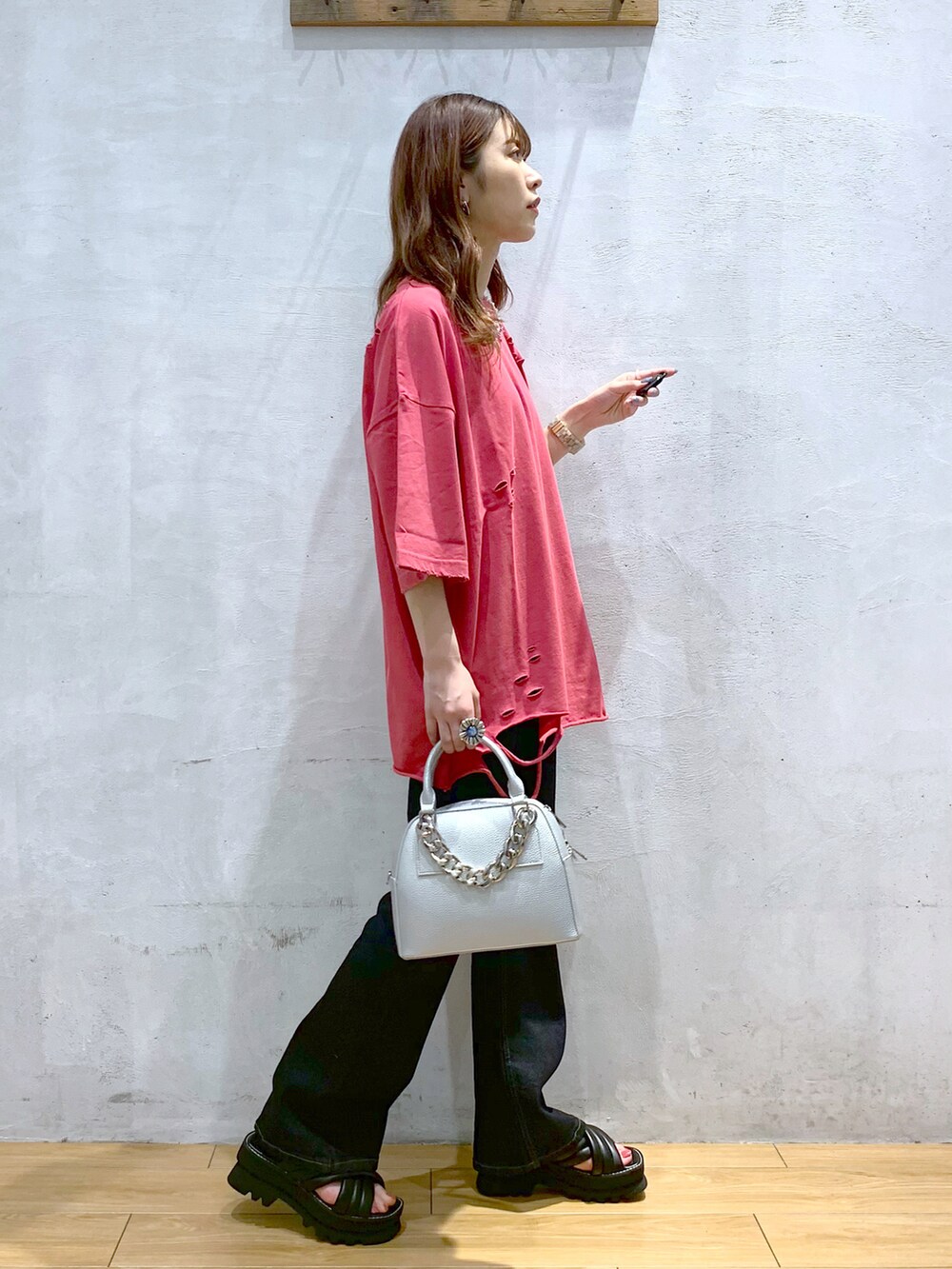 ピンク系のTシャツ/カットソー、ブルー系のデニムパンツ、シルバー系のショルダーバッグを着用したレディースの夏コーディネートの2枚目の写真