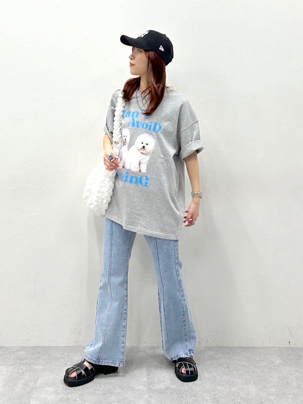 「オーバーサイズ、Tシャツ、プリントT、キャップ、デニム、フレアパンツ、フレアデニム、夏コーデ、ポコポコ」｜「PAGEBOYのフロントラインジーンズ（デニムパンツ、ブルー系）」を使った、ゆきほさん（骨格ナチュラル・レディース・159cm）の春コーディネートの2枚目の写真