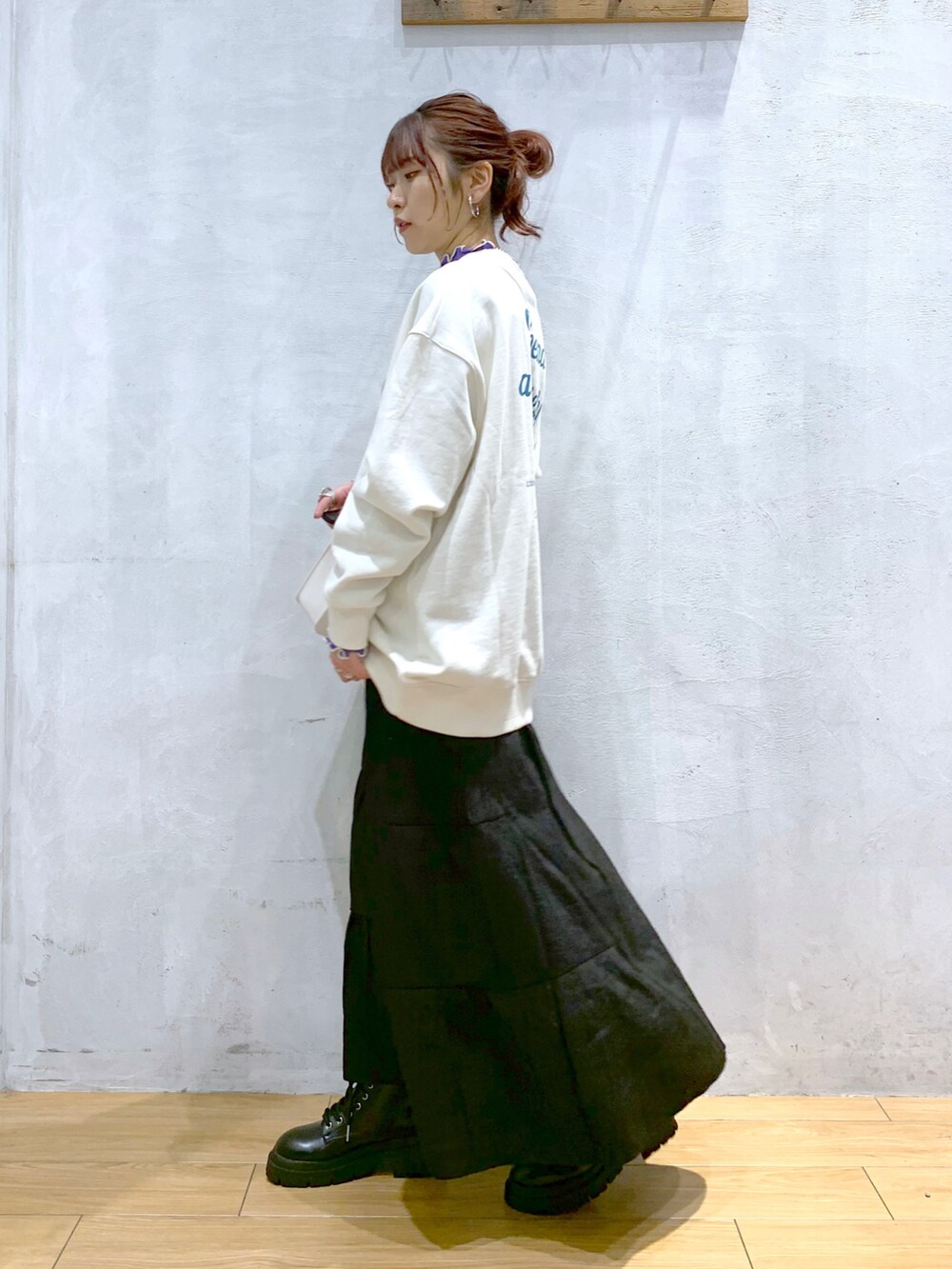 「スウェット、バックロゴ、ティアードスカート、ラフ、PAGEBOY、トレーナー」｜「PAGEBOYのカラーロゴBIGスウェット（スウェット、ホワイト系）」を使った、ゆきほさん（骨格ナチュラル・レディース・159cm）の冬コーディネートの3枚目の写真