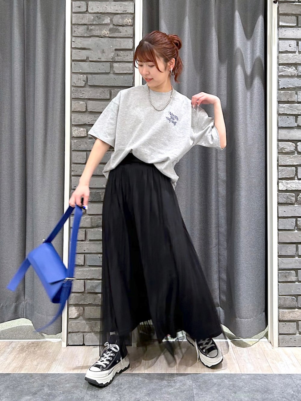 「Tシャツ、夏コーデ、ロゴT、バックプリント、チュールスカート、ブルー×グレー、スニーカー、ユニセックス、オーバーサイズ、骨格ナチュラル」｜「PBLIMのPAGEBOYLIM/ALWAYSロゴT（Tシャツ/カットソー、グレー系）」を使った、ゆきほさん（骨格ナチュラル・レディース・159cm）の夏コーディネートの2枚目の写真