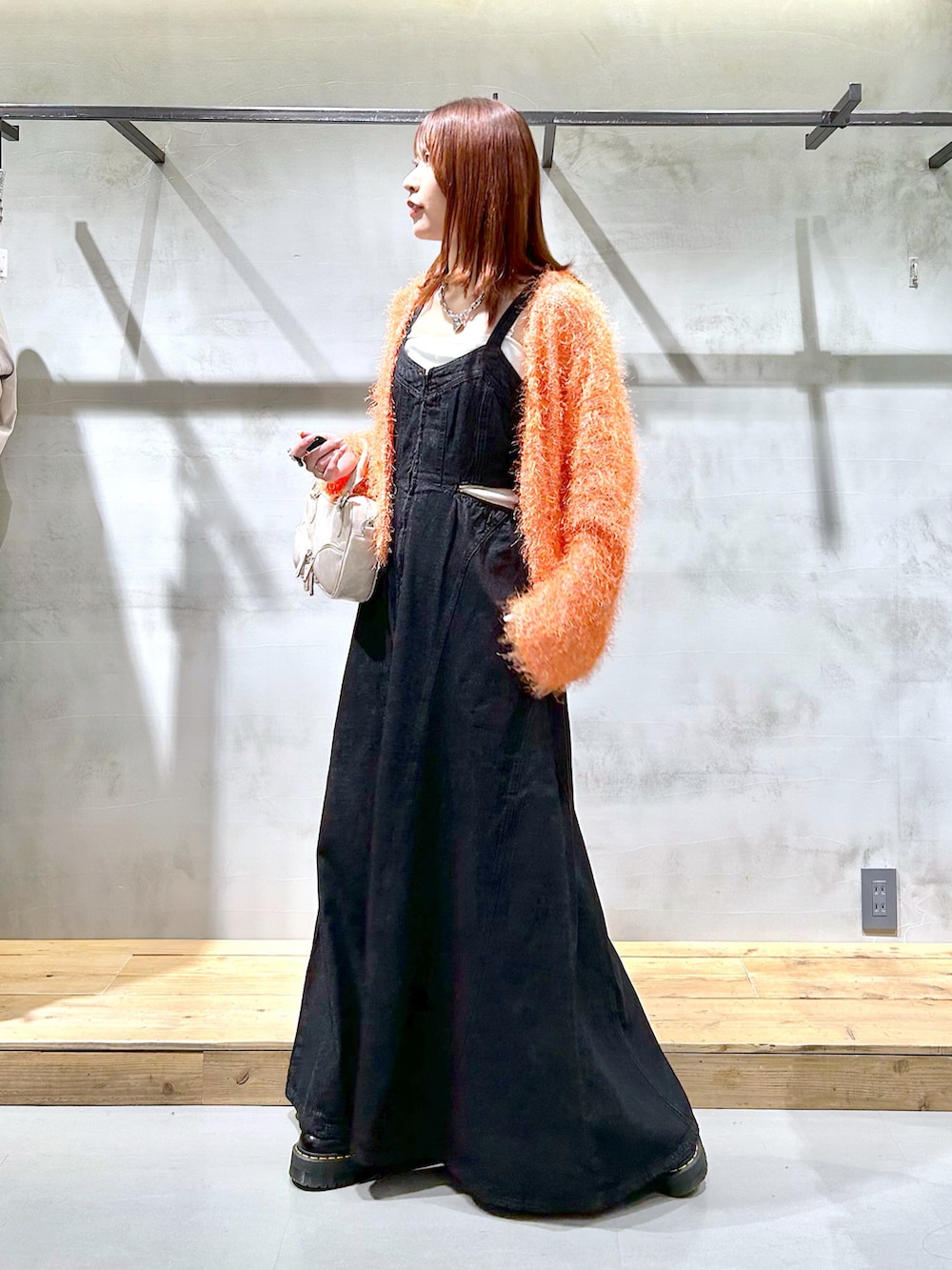 「デニムワンピース、カーディガン、オレンジ、ワンピース、カジュアル、春コーデ」｜「PAGEBOYの【なごみさん着用アイテム】サイドZIPデニムワンピース（ワンピース、ブラック系）」を使った、ゆきほさん（骨格ナチュラル・レディース・159cm）の春コーディネートの2枚目の写真
